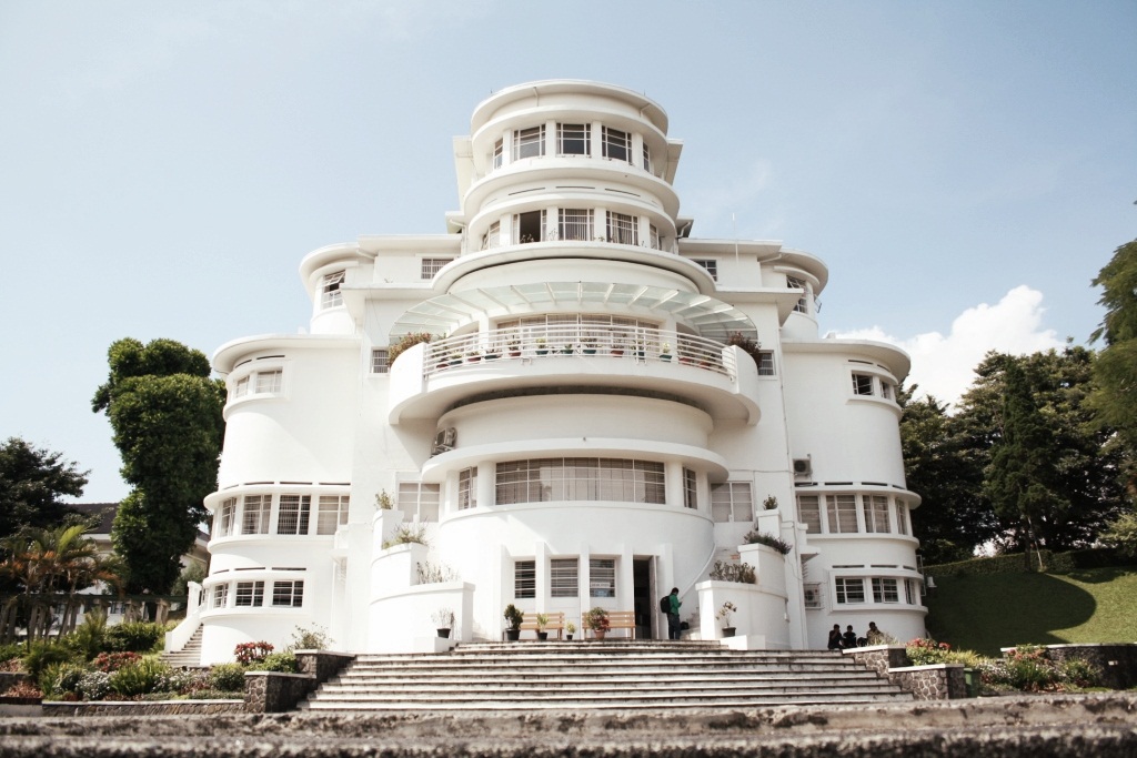 Villa Isola (Sumber: https://www.puskomedia.id/)