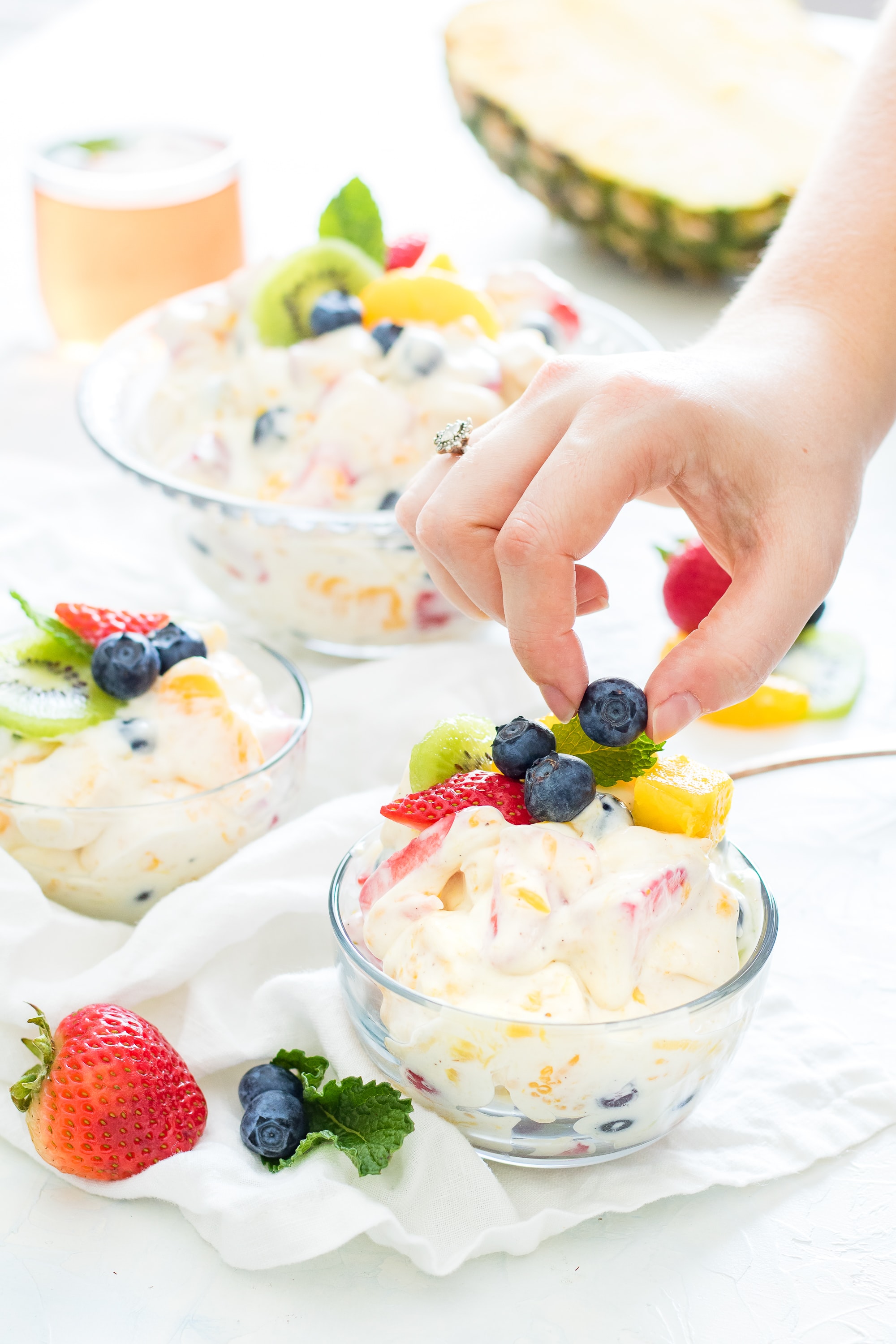 Salad buah bisa jadi alternatif makanan penutup yang lebih sehat. (Dana DeVolk on Unsplash)