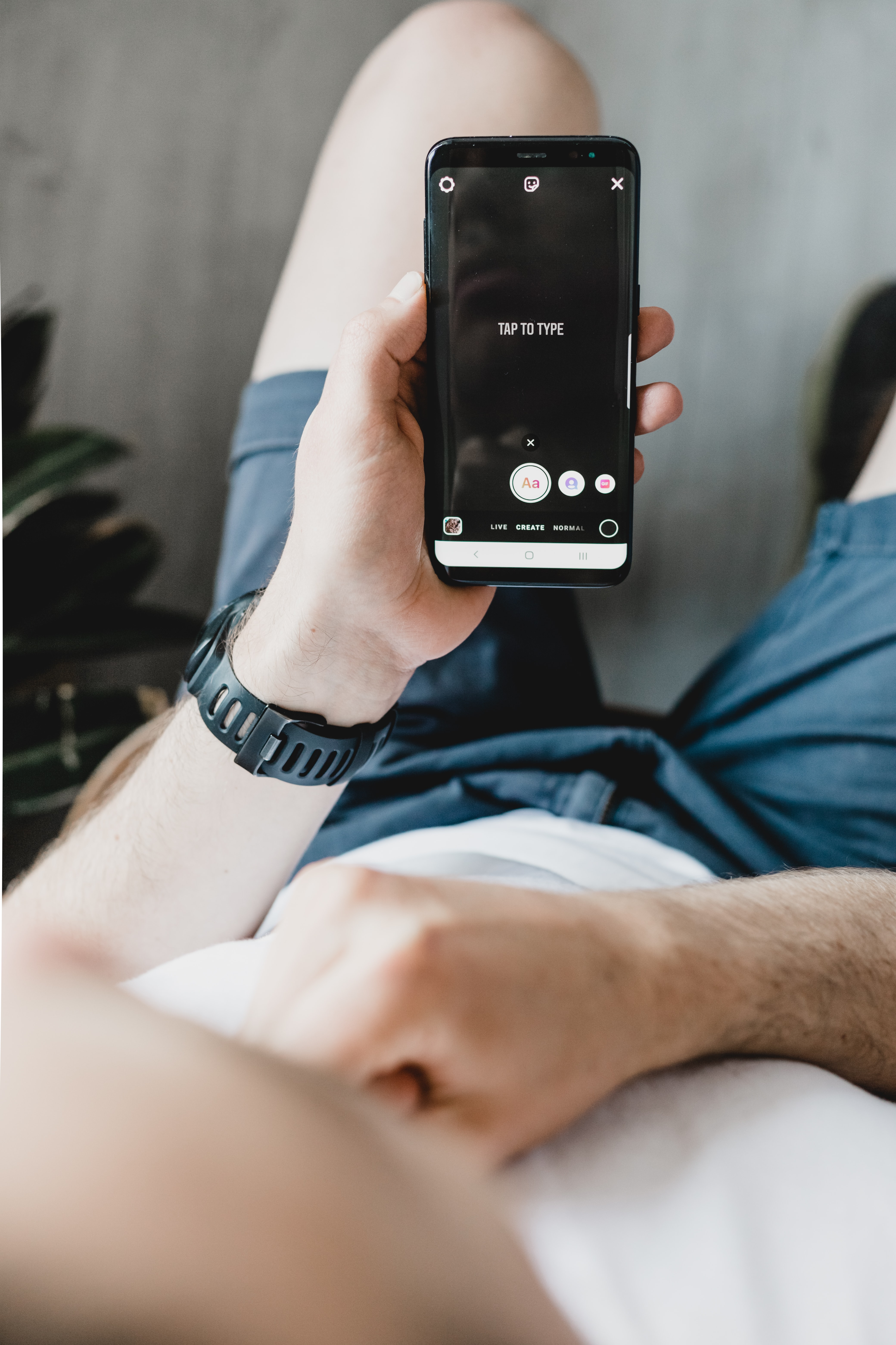Ilustrasi penggunaan fitur teks Instagram Stories. (Georgia de Lotz dari Unsplash)