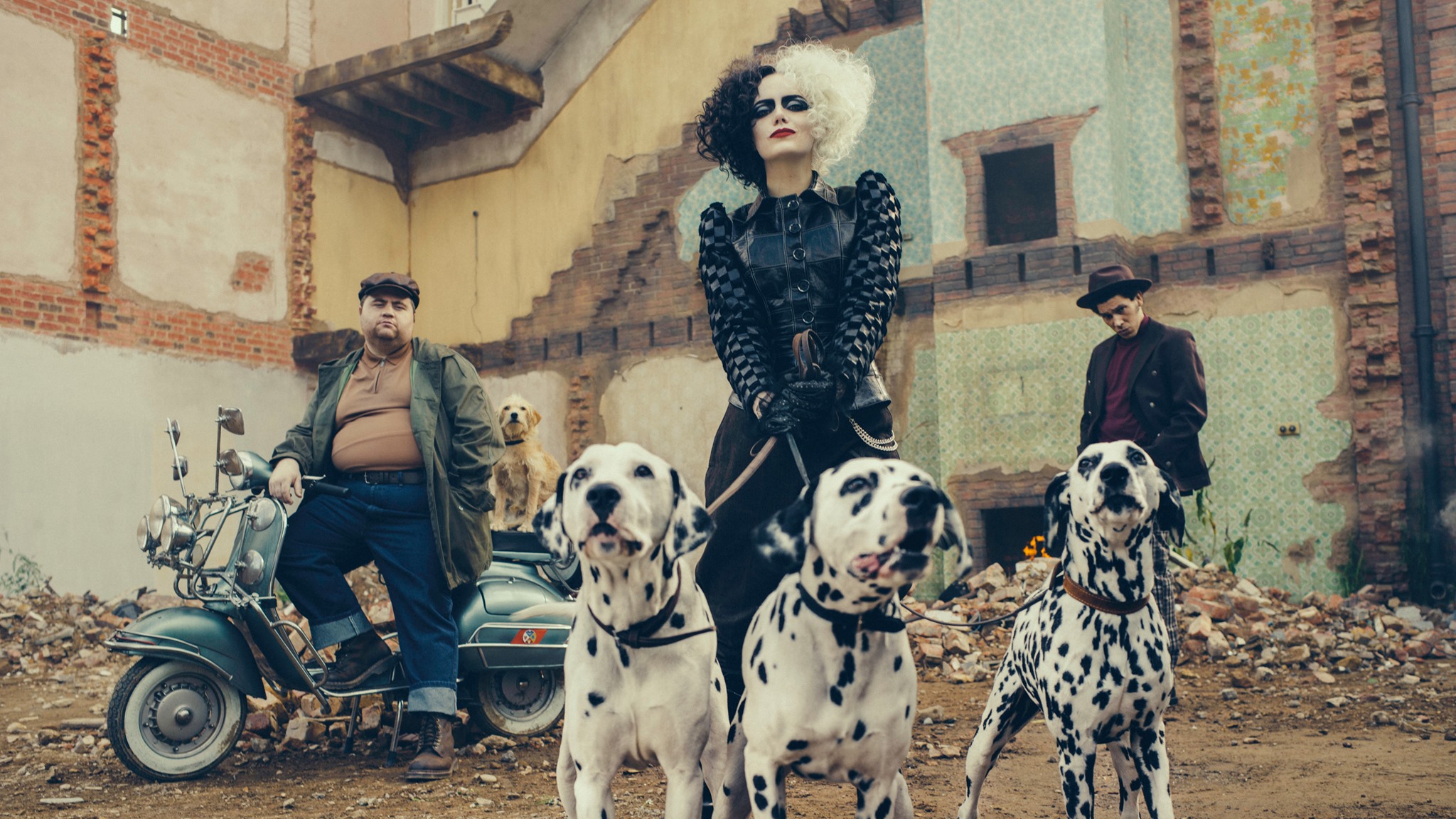 Emma Stones dan anjing Dalmatian 101 dalam cuplikan Cruella (dok: Disney)