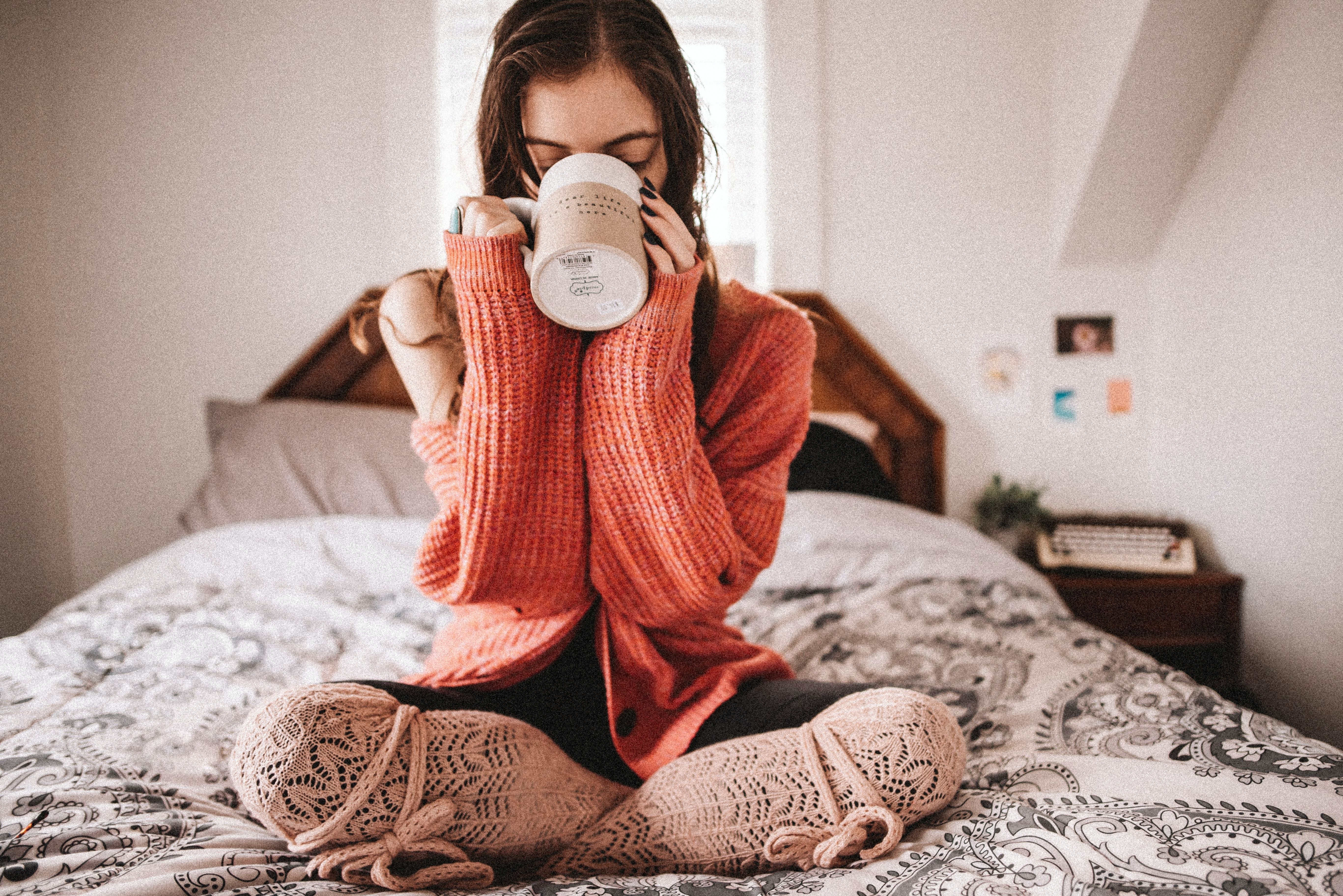 Ilustrasi minum kopi sebelum tidur sejenak. (Dok. Allison Christine dari Unsplash)