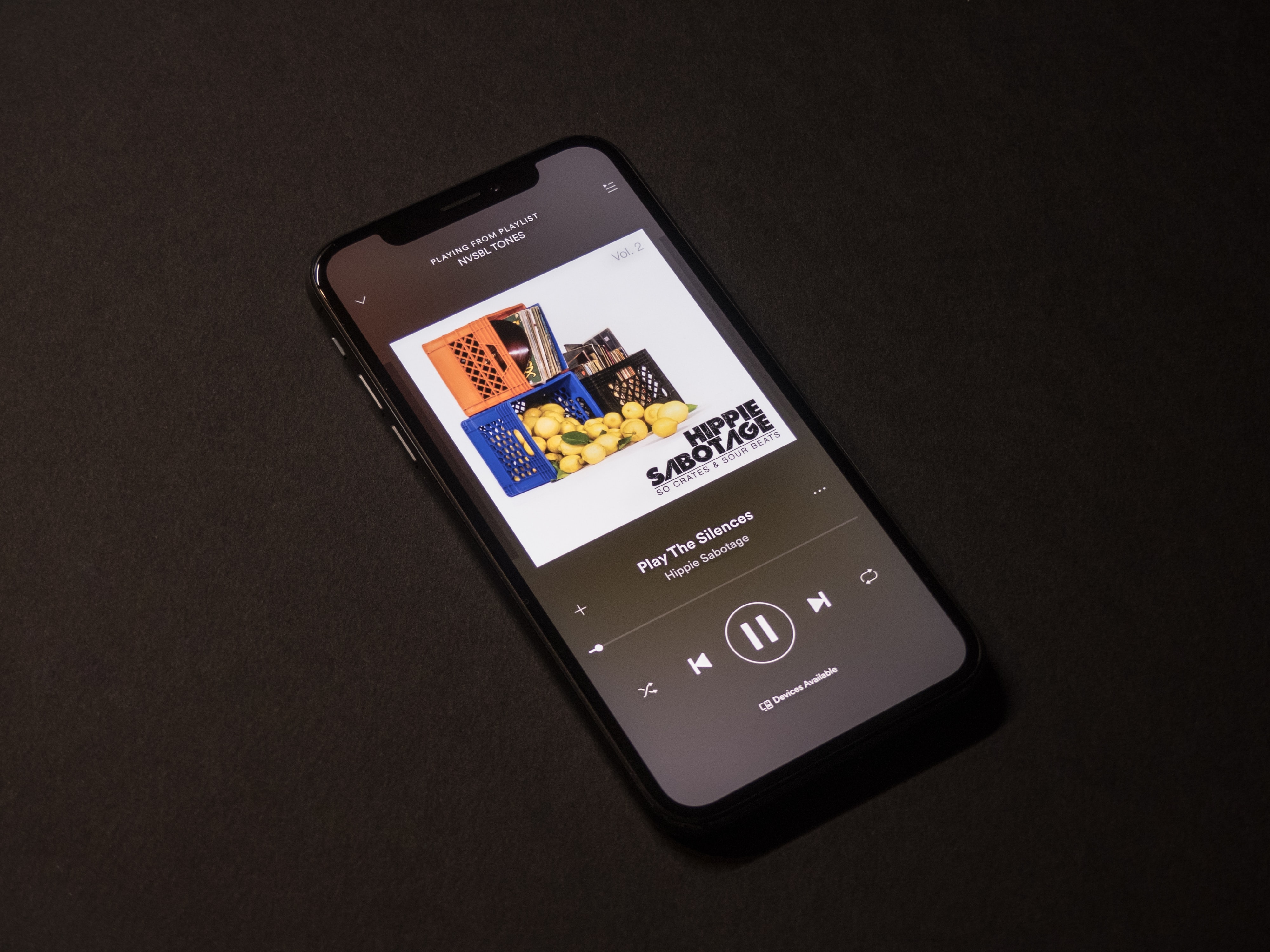 Ilustrasi memainkan lagu favorit. (Dok. Mildly Useful dari Unsplash)