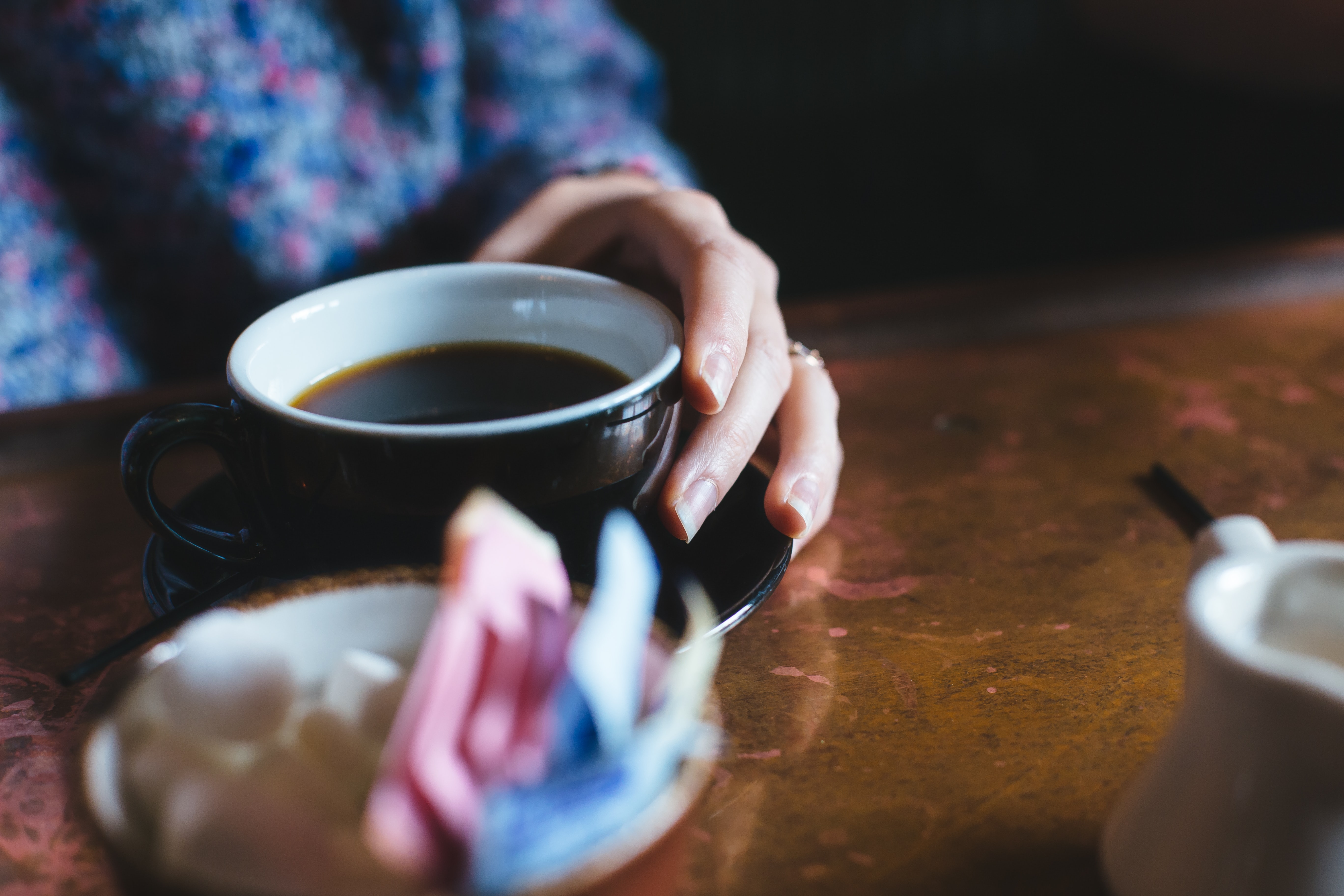 Ilustrasi kopi dalam gelas. (Dok. Jason Briscoe dari Unsplash)