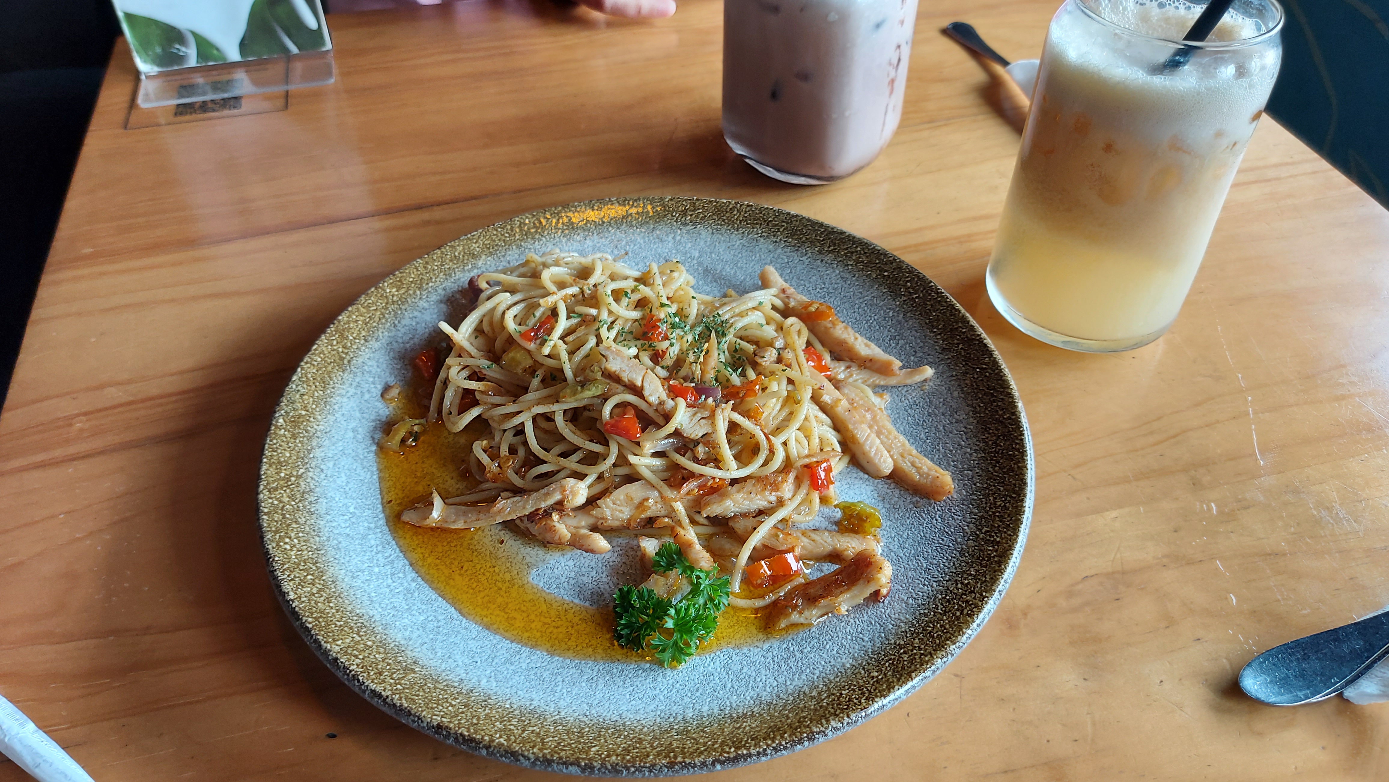 Menu spagetti grilled chicken di resto Hakuna Matata (dok: Hypeabis/Rezha Hadyan)