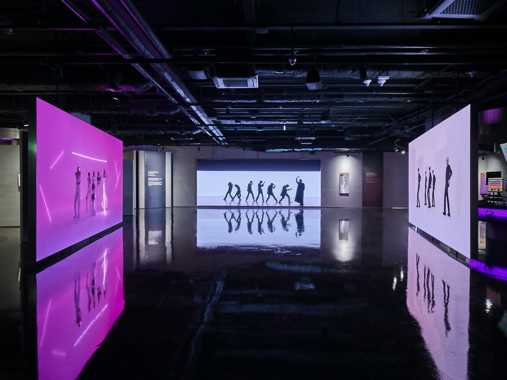 Ruangan pameran Dynamic Movement dalam museum HYBE Insight. (Dok. HYBE Insight)