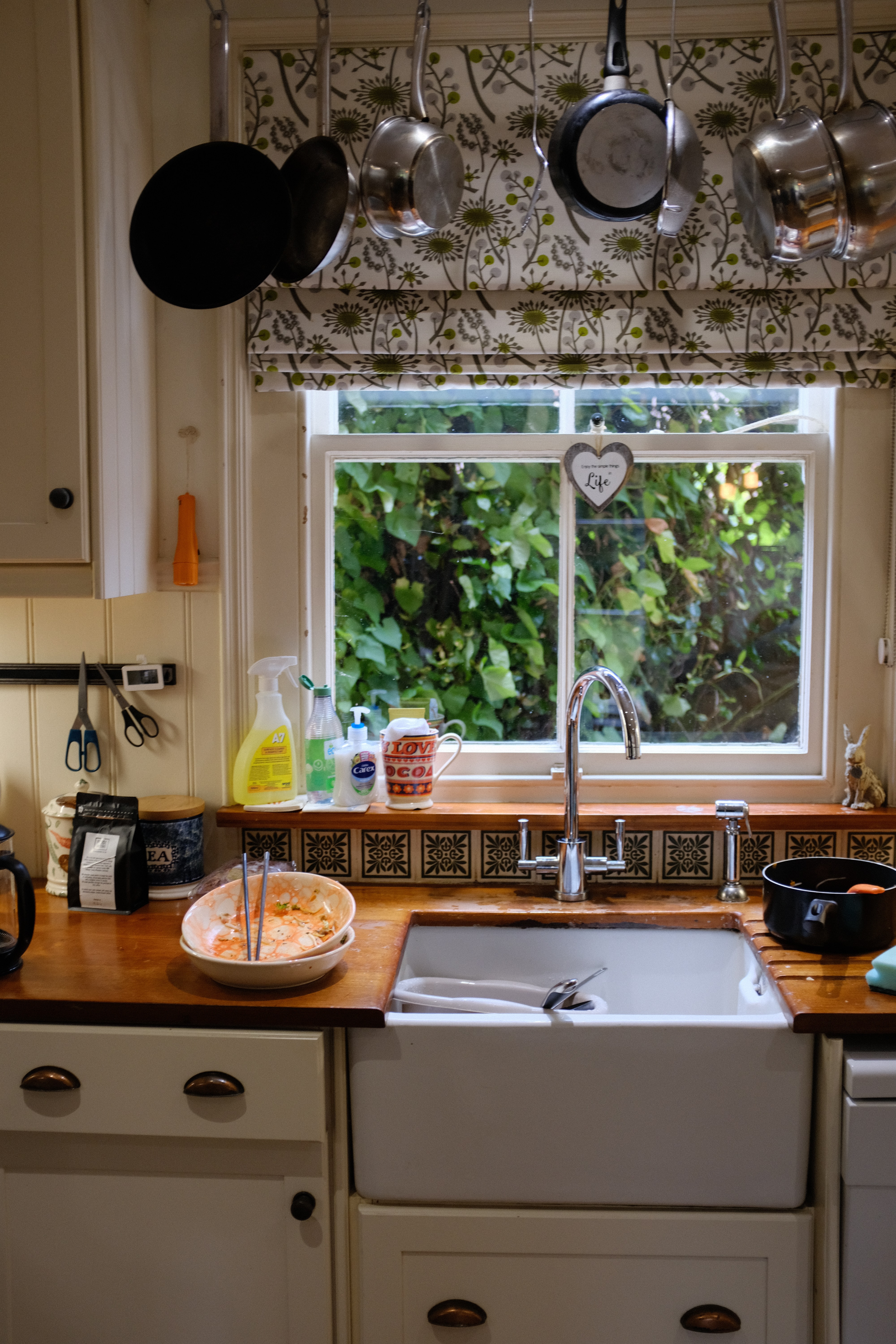 Ilustrasi dapur dengan wastafel rumah pertanian (farmhouse sink). (Dok. Anna Syla dari Unsplash)