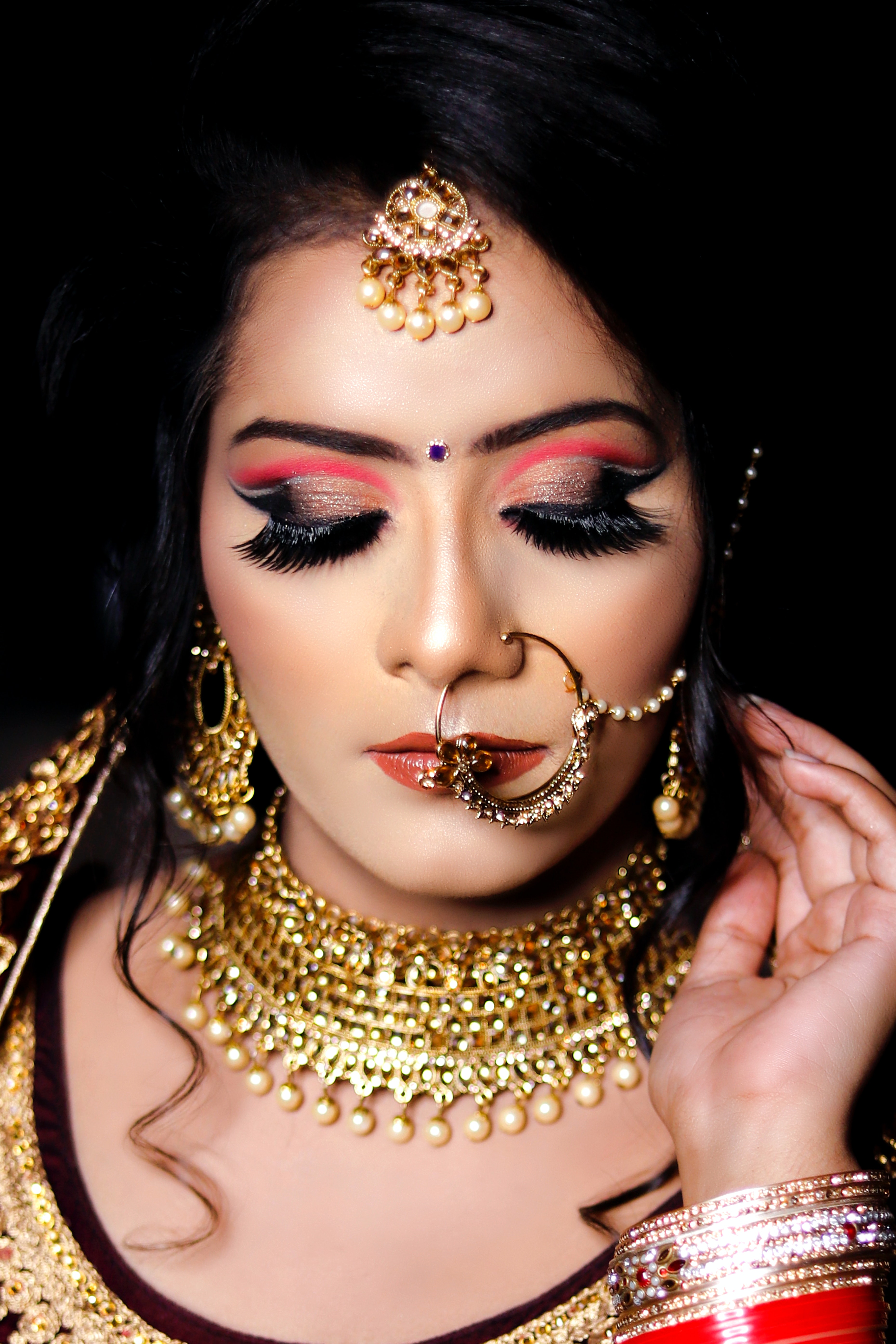Ilustrasi smokey eyes dengan warna terang. (Dok. SKG Photography dari Pexels)