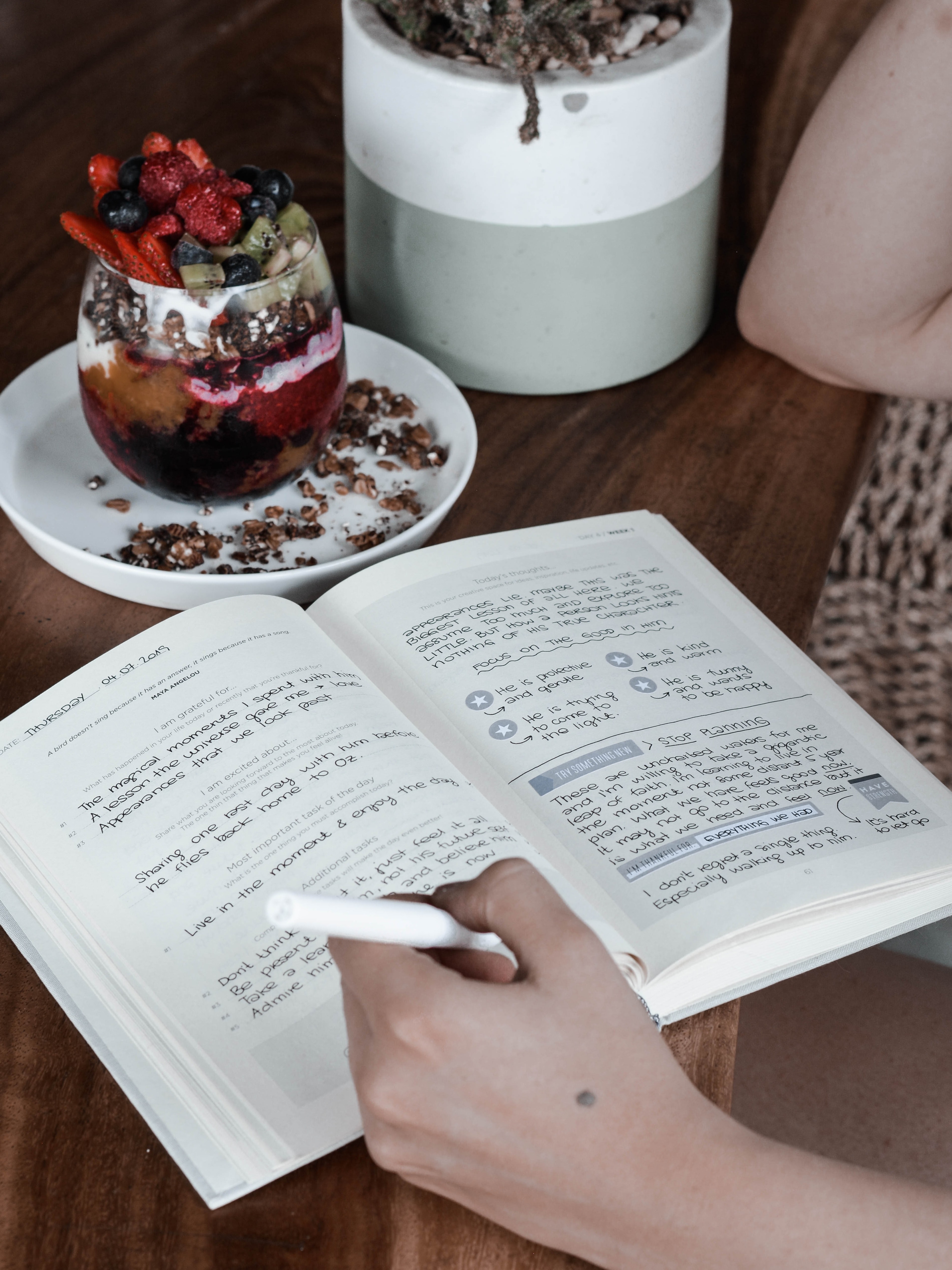  Ilustrasi membuat jurnal rencana aktivitas. (Dok. Prophsee Journals dari Unsplash)