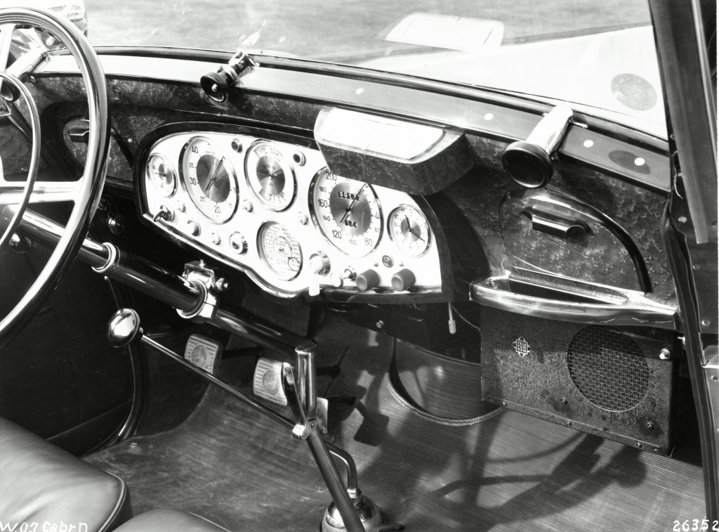 Mercedes-Benz770 Grand Mercedes Cabriolet D (W 07) dengan radio Telefunken, 1937. (Dok. Mercedes-Benz Classic Archives)