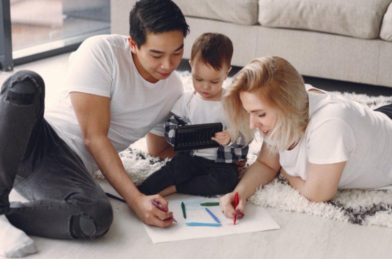 Ilustrasi orang tua sedang menemani anak bermain-Gustavo Fing (Pexels)