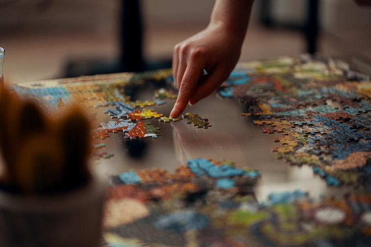 Ilustrasi bermain puzzle. (Dok. Ross Sneddon dari Unsplash)