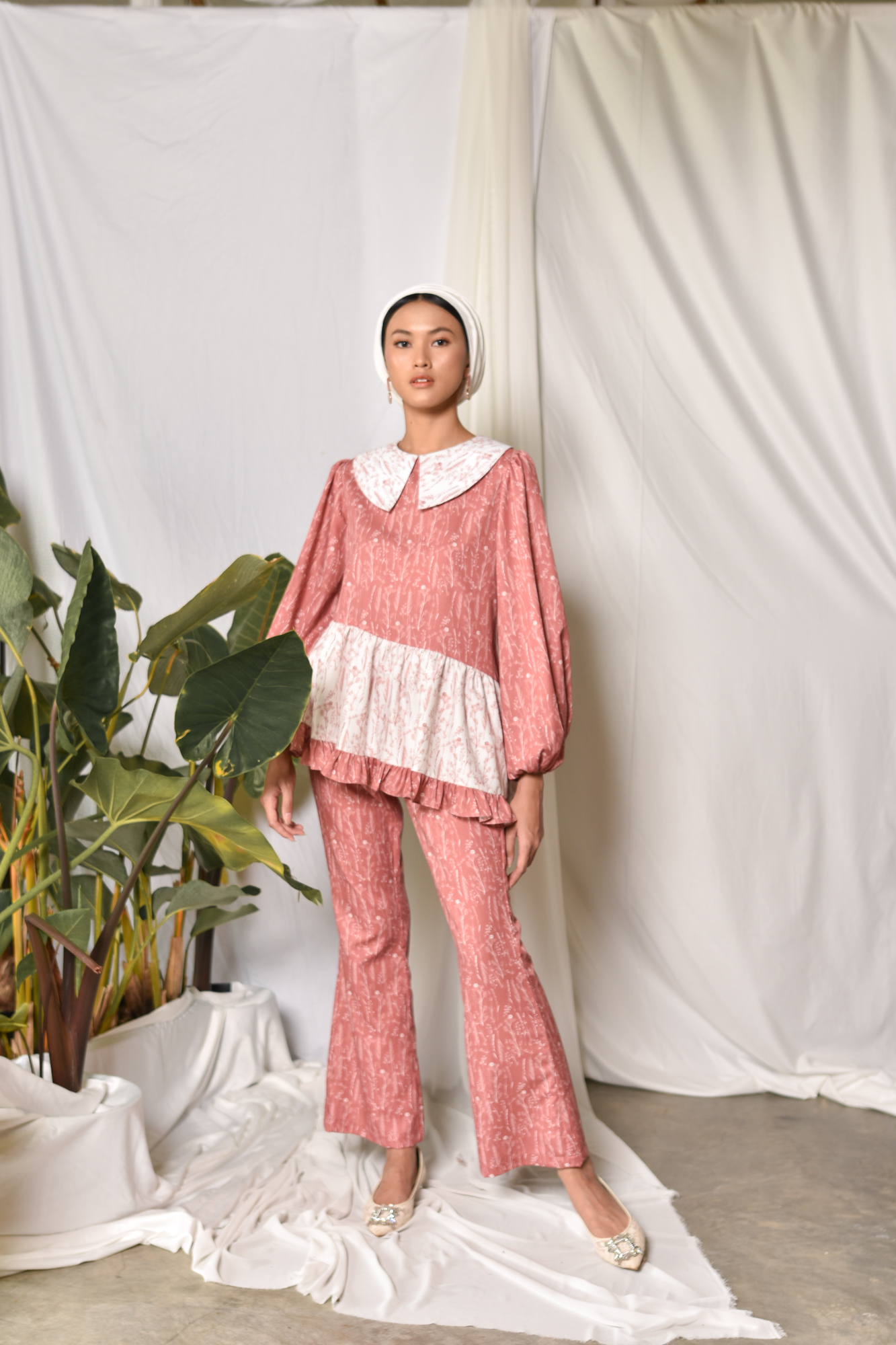 Koleksi Syandria set dari Sideline yang terdiri dari tunik dan pants bisa menjadi pilihan untuk tampil stylish dan simple (Dok. Sideline)
