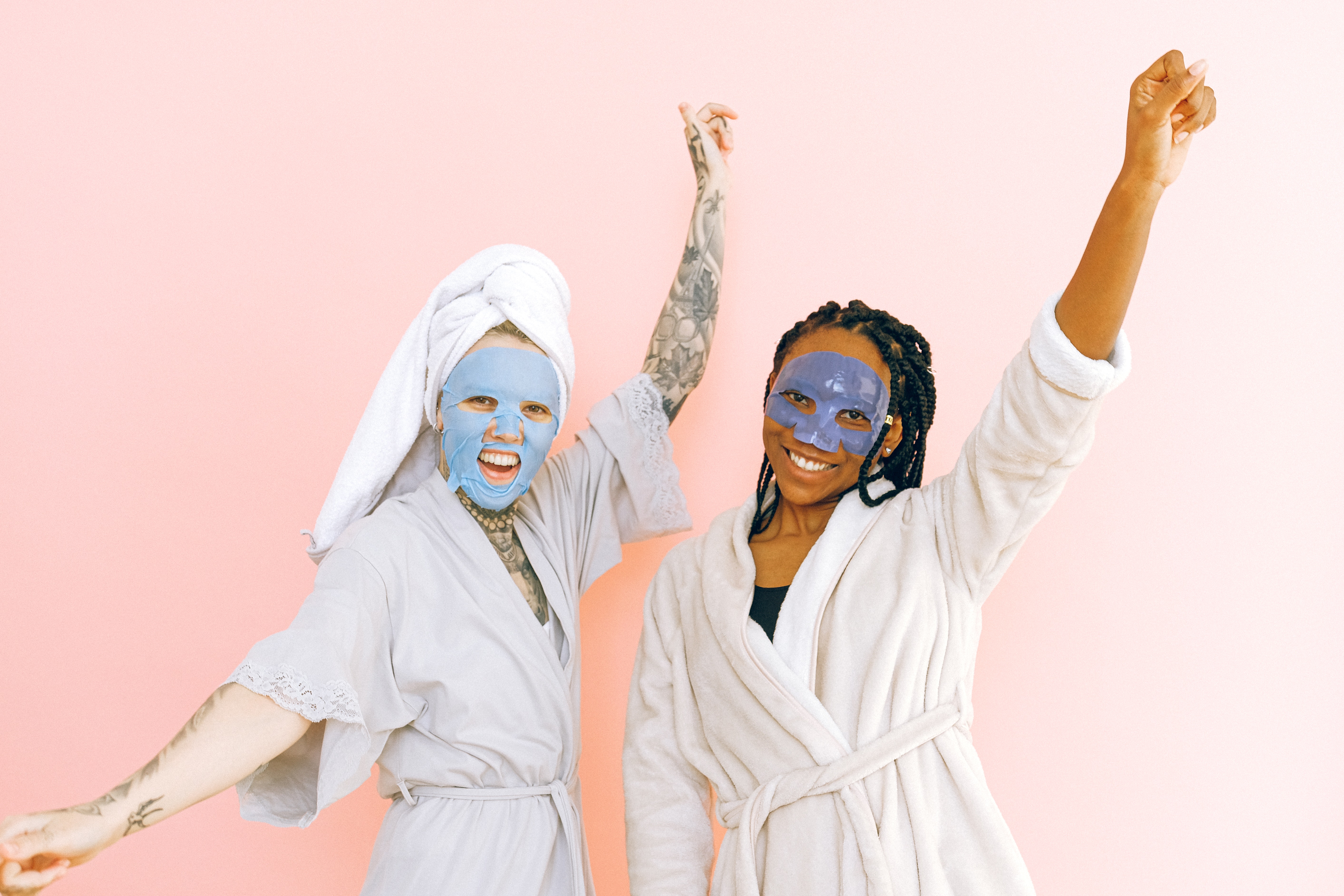 Sheet mask membantu serum meresap di kulit sedikit lebih lama. (Photo by Anna Shvets from Pexels)