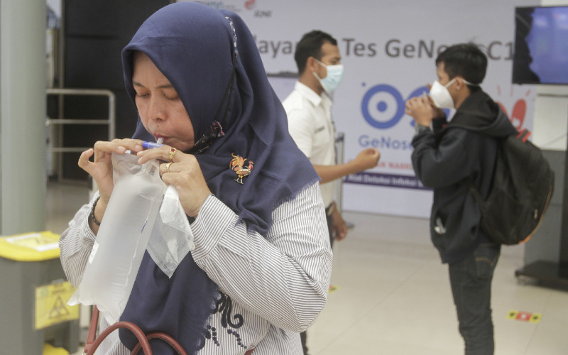 Calon penumpang kereta api mengikuti pemeriksaan sampel napas Genose C19 di Stasiun Pasar Senen, Jakarta beberapa waktu lalu / Bisnis-Himawan L Nugraha