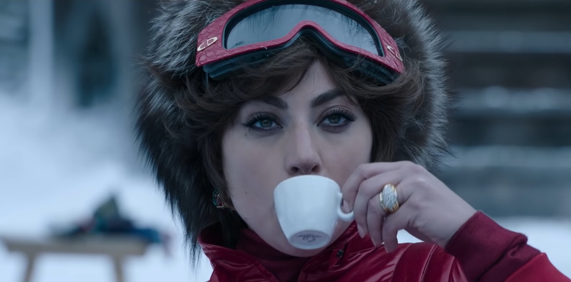 Lady Gaga mengenakan setelan ski vintage dan google ski Dior 2500 dengan kulit buaya. (Dok. Youtube, MGM)