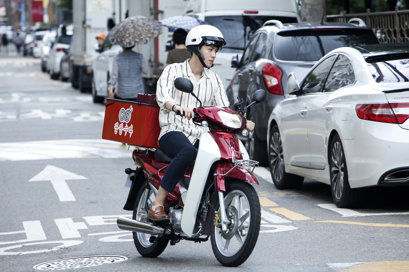 Kim Seon-ho sebagai Oh Jin-gyu di Strongest Deliveryman. (Dok. Netflix)