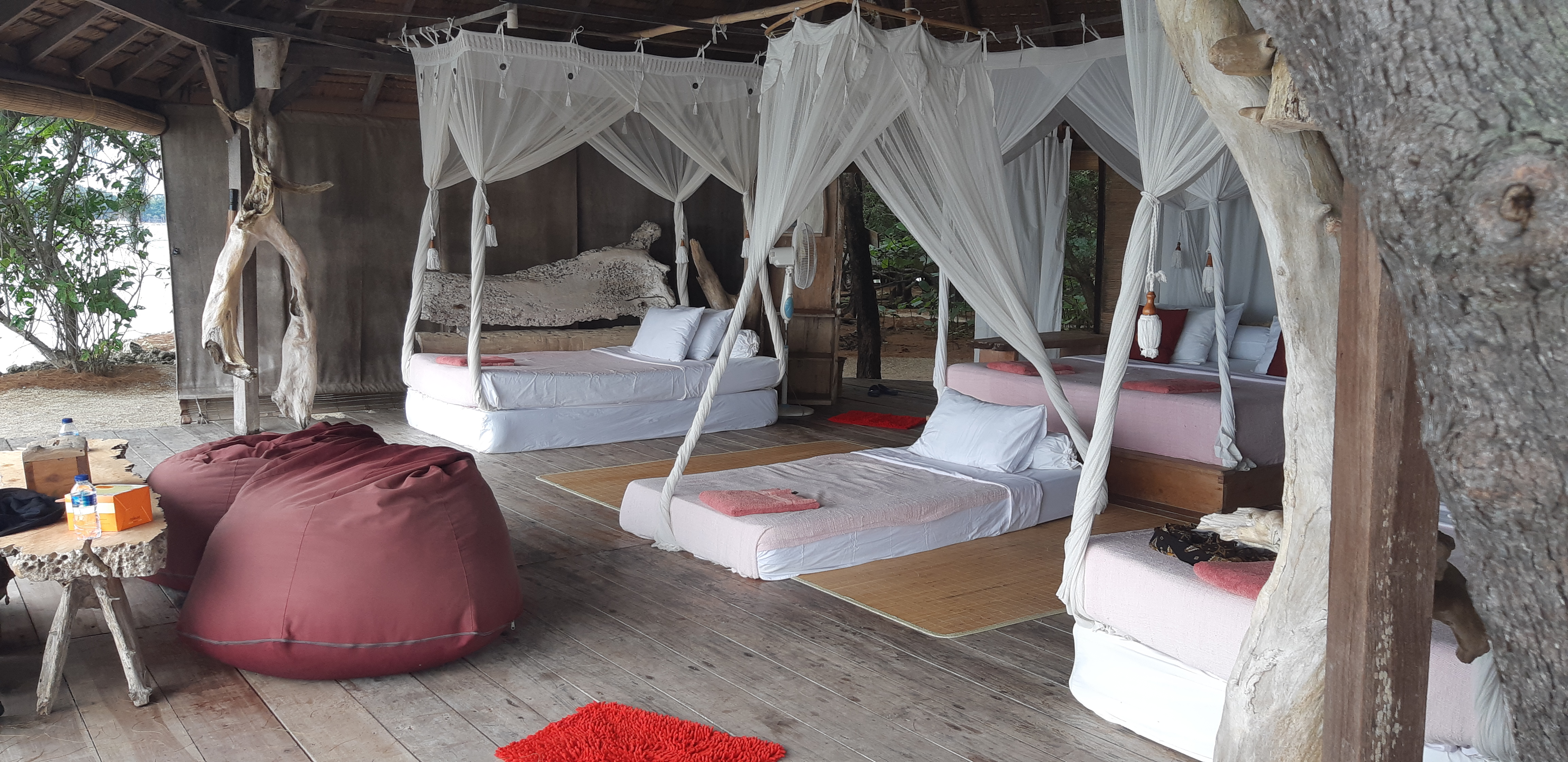 Suasana Cottage Sunset Hut di Pulau Macan (dok. Dewi Andriani)