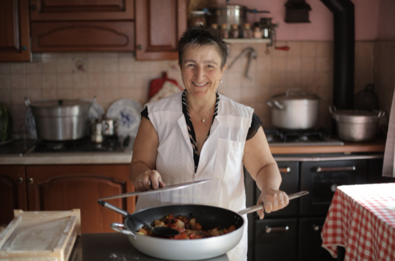 Memasak sendiri untuk makanan di rumah adalah salah satu langkah mengurangi jejak karbon (Dok. Andrea Piacquadio/Pexels)