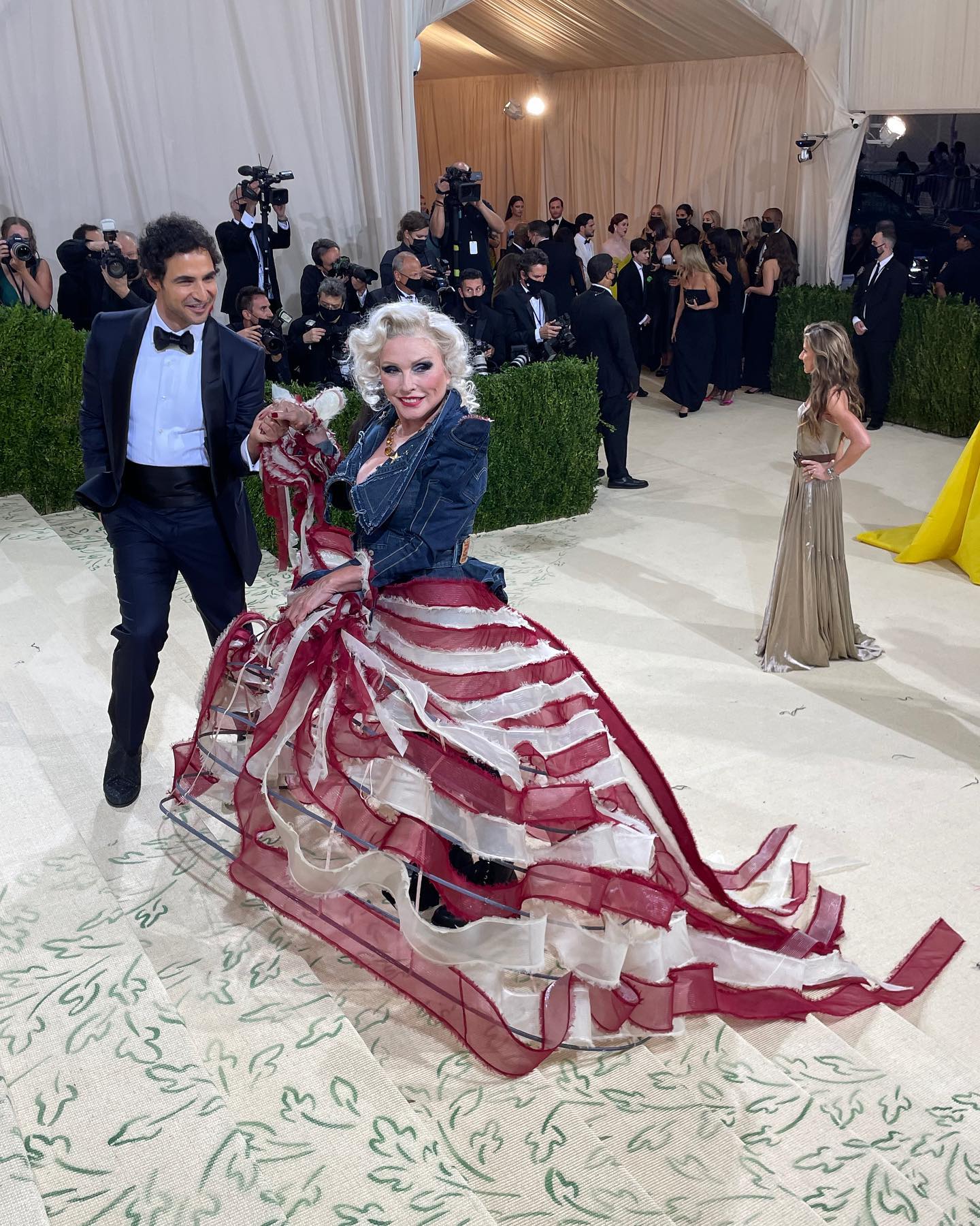 Debbie Harry dan Zac Posen (Dok. Met Museum Twitter)