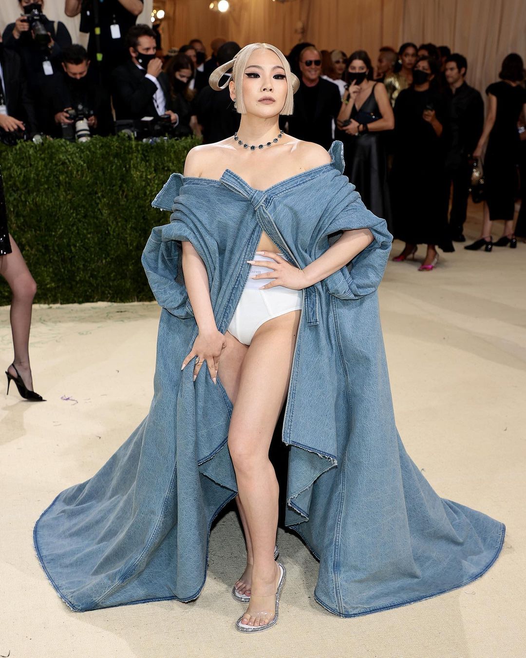 CL dengan gaun denim Alexander Wang. (Dok. Alexander Wang NY Instagram)