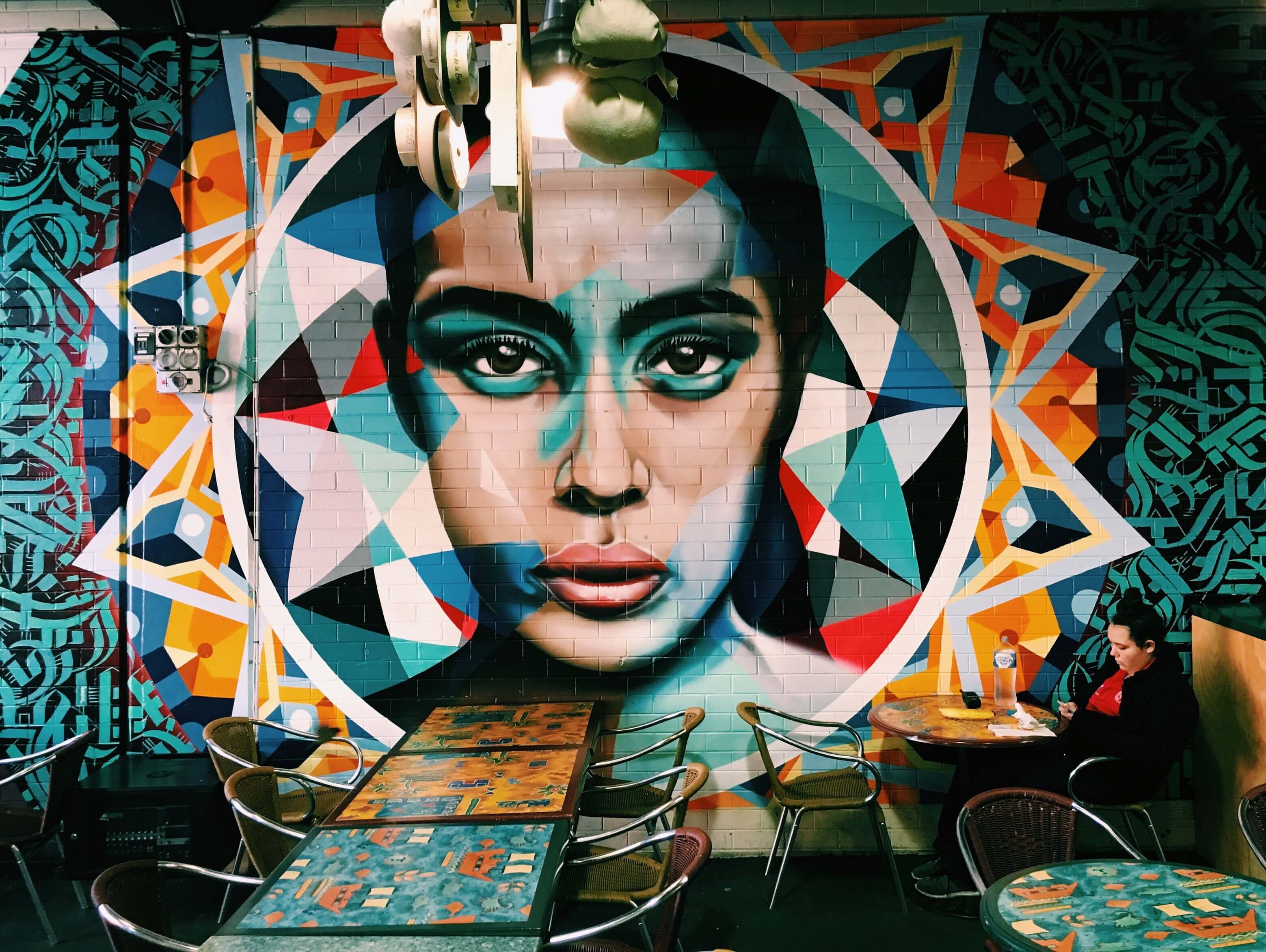 Ilustrasi mural (Jon Tyson - Unsplash)