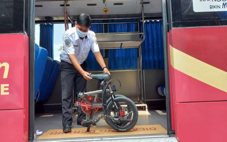 Asisten pramudi membantu proses naik turun sepeda di bus JR Connexion atau Transjabodetabek Premium (dok: Hypeabis/Rezha Hadyan)