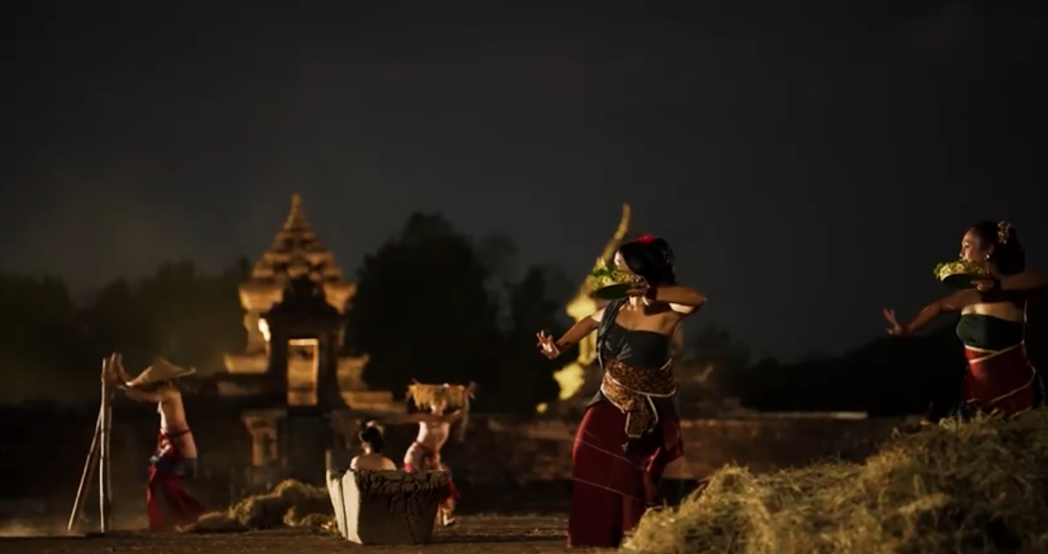 Sendratari berlatar belakang Candi Barong