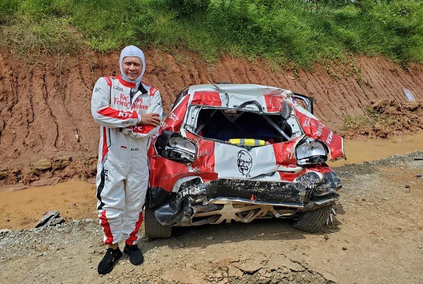 Bamsoet dengan mobil balapnya yang ringsek. (Dok. Instagram bambang.soesatyo)