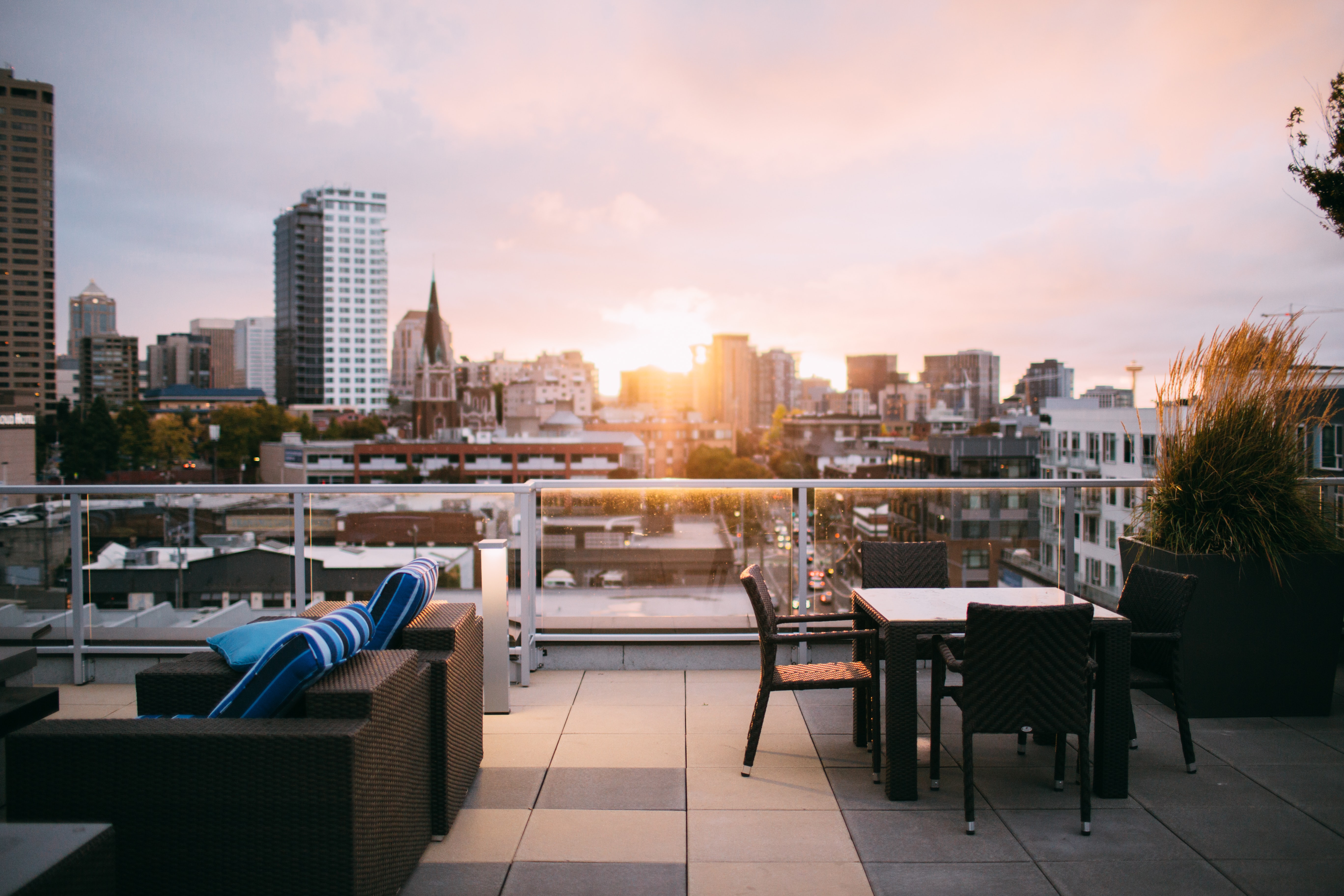 Ilustrasi rooftop. (Dok. garrett parker dari Unsplash)