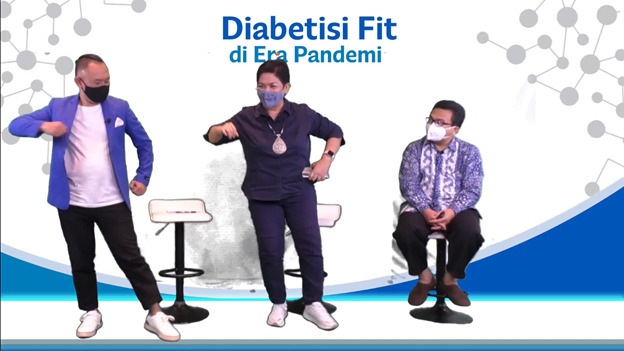 Dr. Ade Jeanne Domina L. Tobing, Sp.KO, mempraktekkan senam Neuromove (dok. P&G Health)