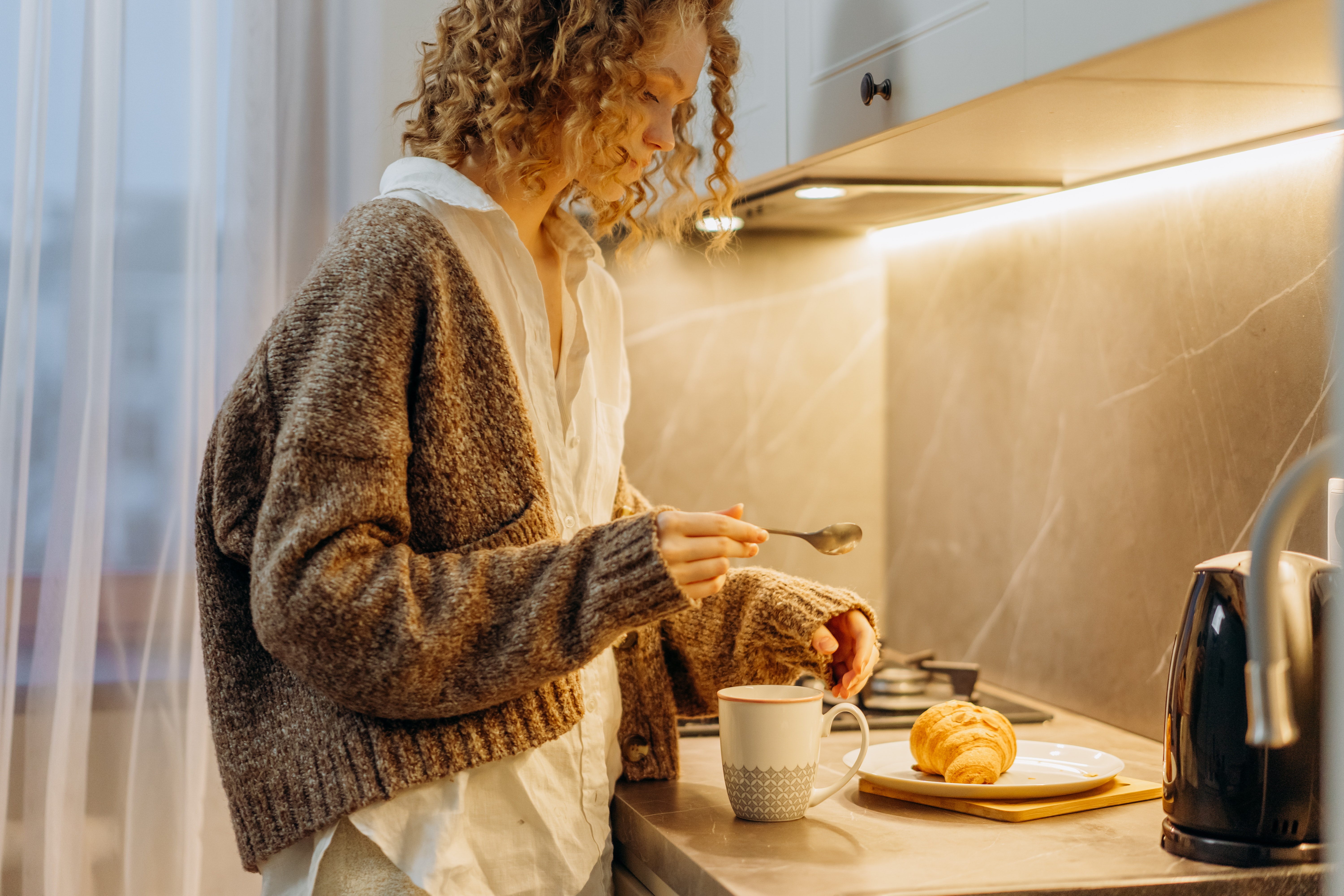 Ngopi di rumah jadi salah satu cara ngopi tetap hemat (Dok. Mikhail Nilov/Pexels)