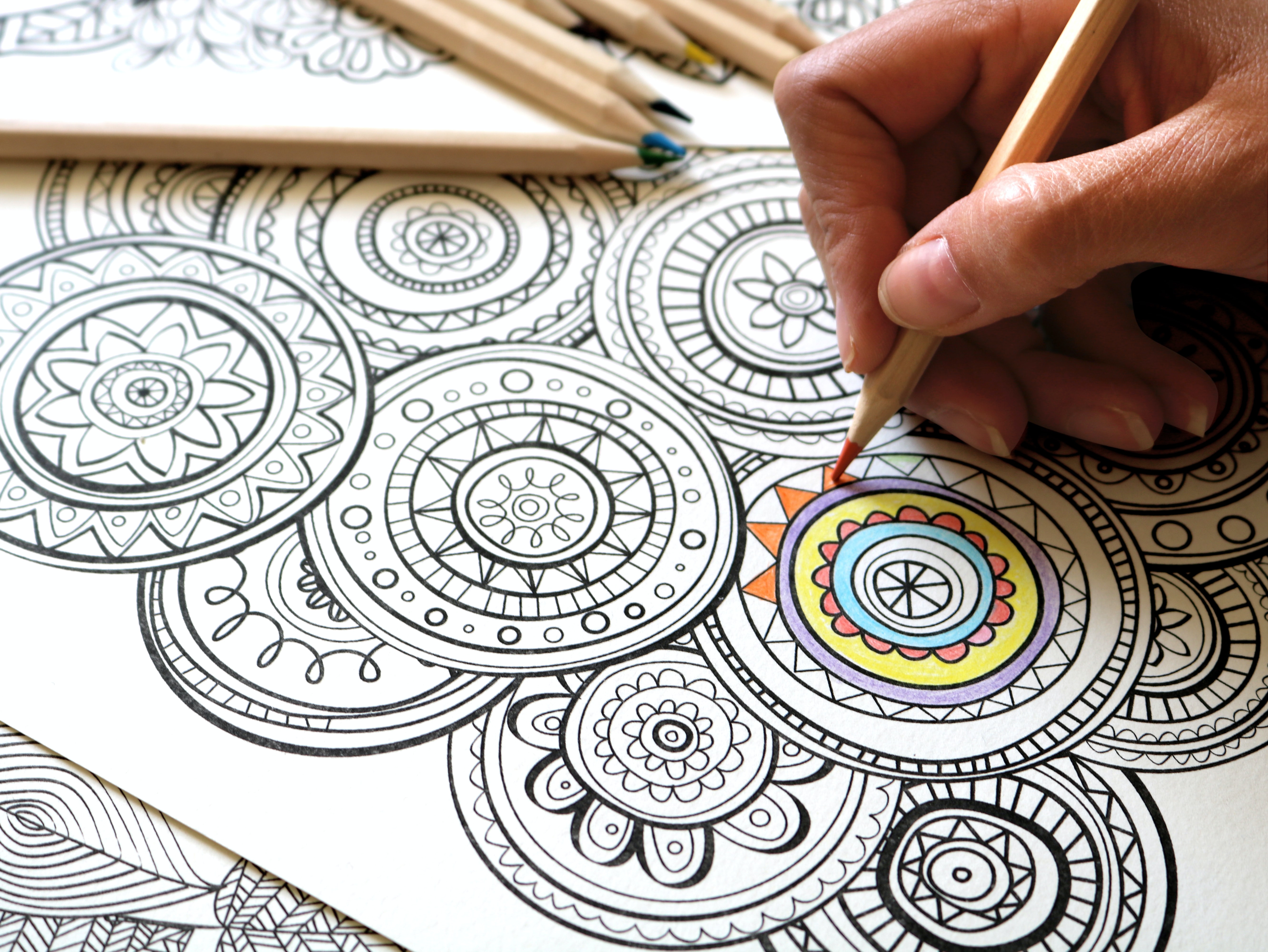 Ilustrasi mewarnai gambar. (Dok. Customerbox dari Unsplash)