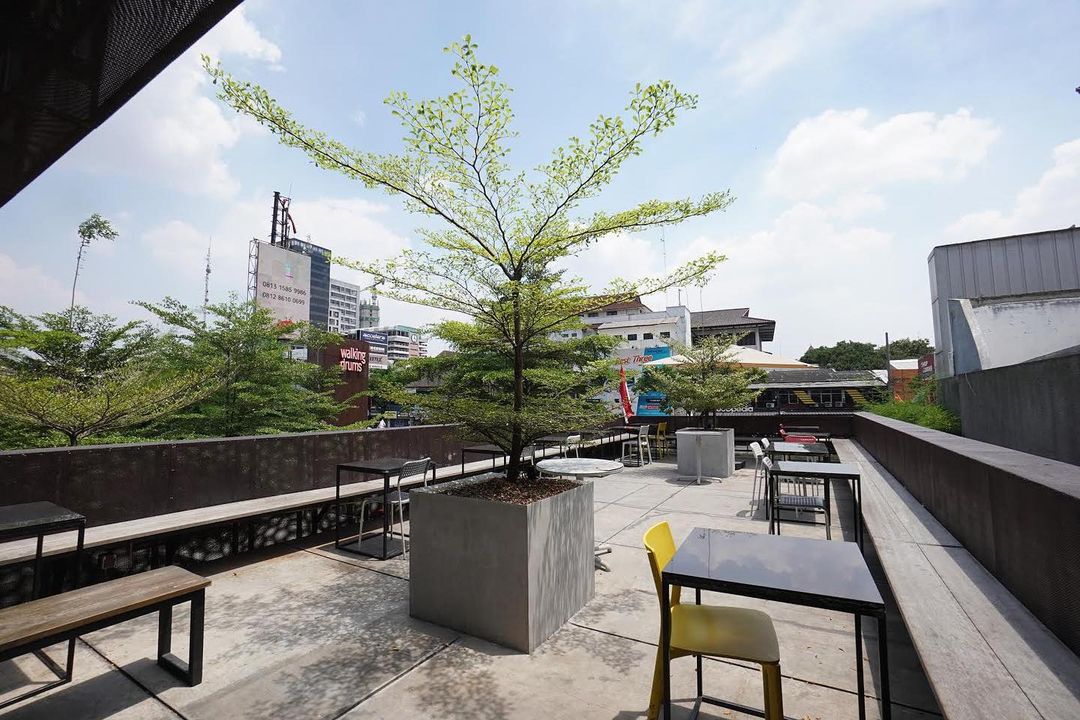 Suasana rooftop di kafe Walking Drums (Foto: Walking Drums/Instagram)