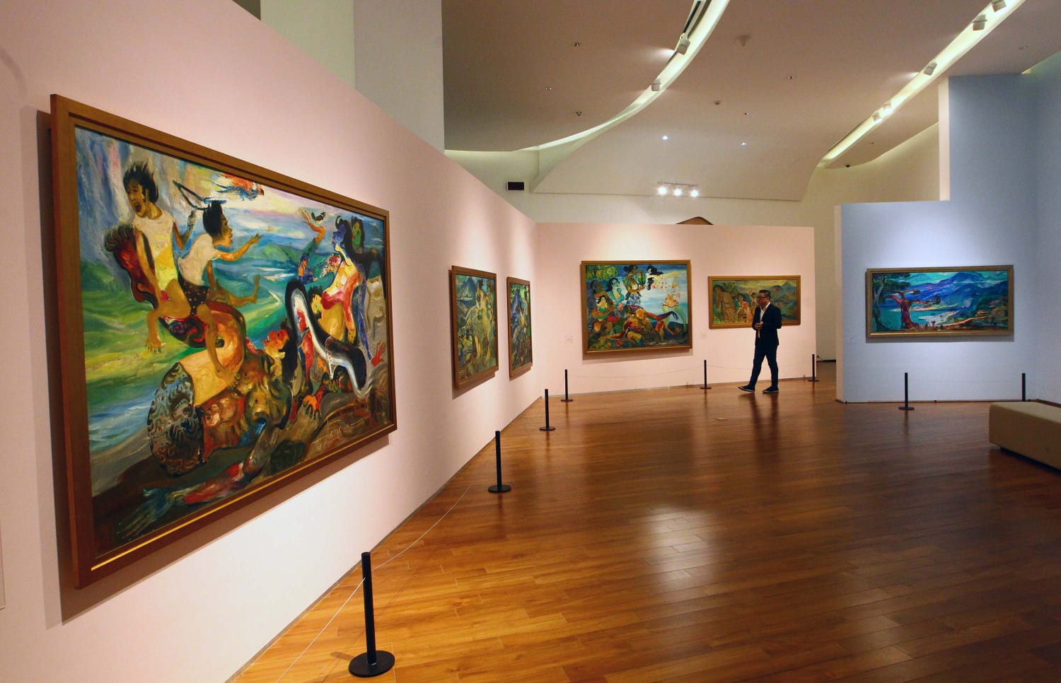 Sebuah pameran yang menghadirkan lukisan karya Hendra Gunawan (Sumber gambar: Bisnis Indonesia)