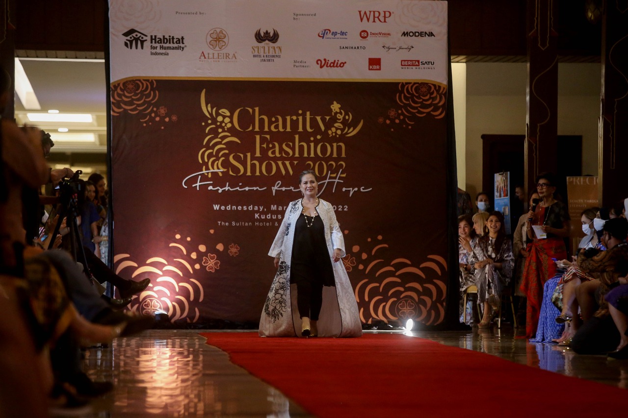 CHARITY FASHION SHOW 2022. Peserta memperagakan busana koleksi Alleira Batik saat acara Charity Fashion Show 2022 di Jakarta, Rabu (23/3/2022). Alleira Batik bekerjasama dengan Habitat for Humanity Indonesia mengadakan peragaan busana yang mana hasil penjualan yang terkumpul akan digunakan untuk membangun akses air bersih dan sanitasi guna mencegah stunting di Mauk, Tangerang. Dalam acara tersebut Alleira Batik menampilkan koleksi yang cocok digunakan saat memasuki bulan suci Ramadan 1443 H. (Sumber Gambar: JIBI/Bisnis/Eusebio Chrysnamurti)