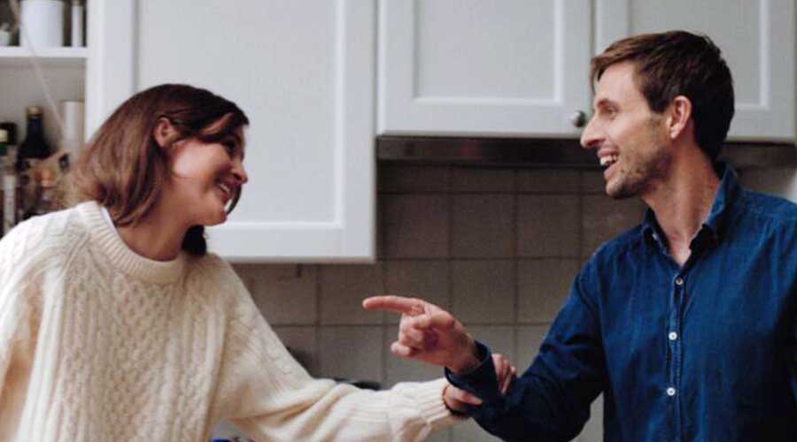 Julie dan Aksel (Sumber Gambar: IMDb Photo Gallery)