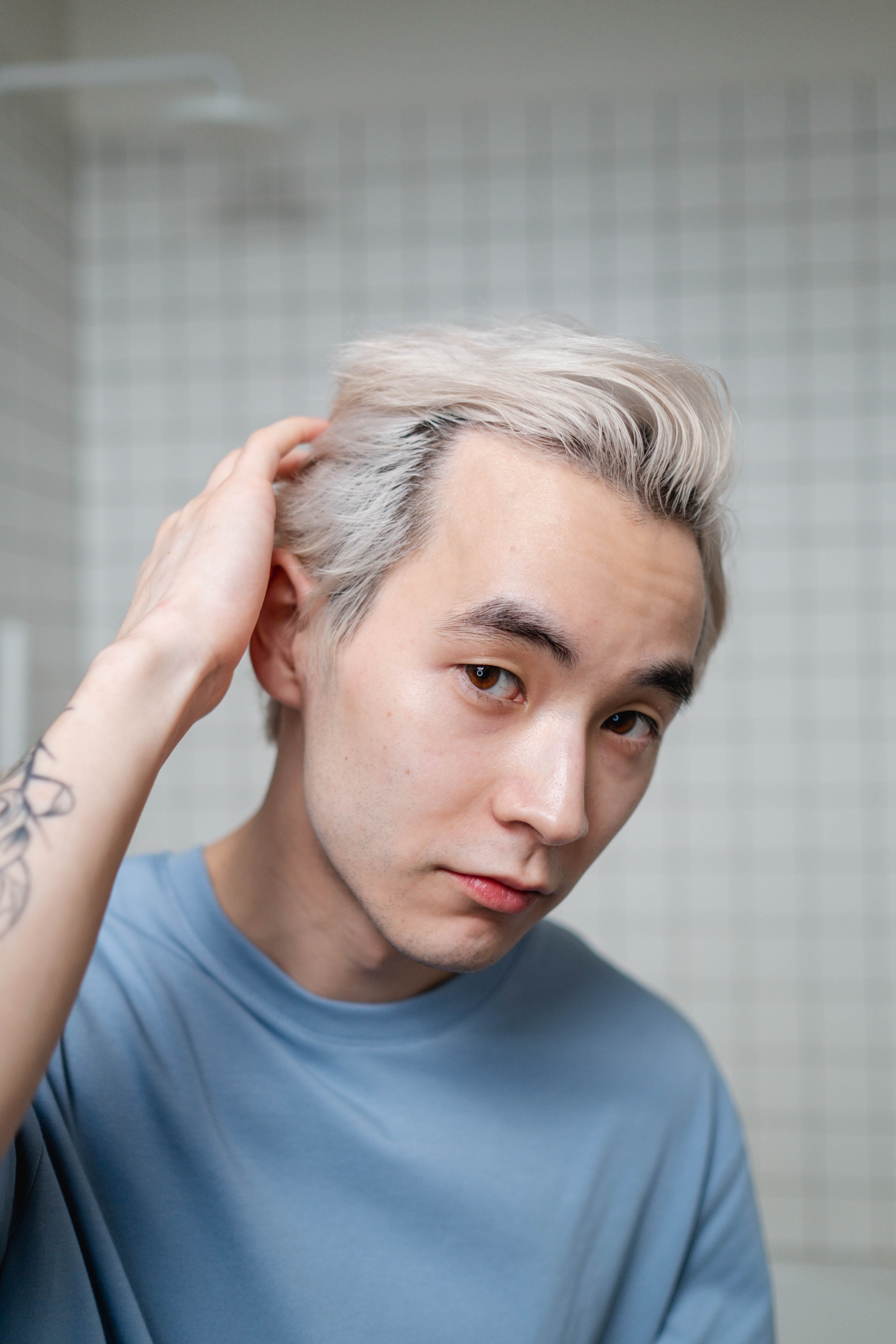 Ilustrasi pria mewarnai rambut (Sumber gambar: Ron Lach/Pexels)