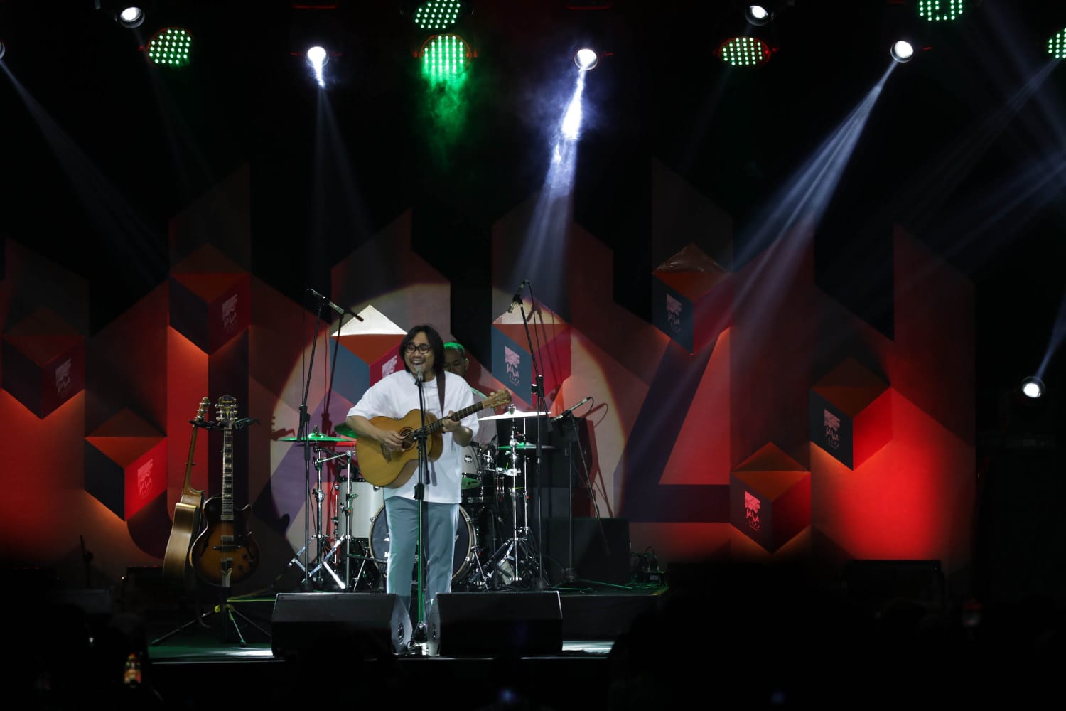 Penampilan Adhitia Sofyan di BNI Java Jazz Festival 2022. (Himawan L. Nugraha/Hypeabis.id)