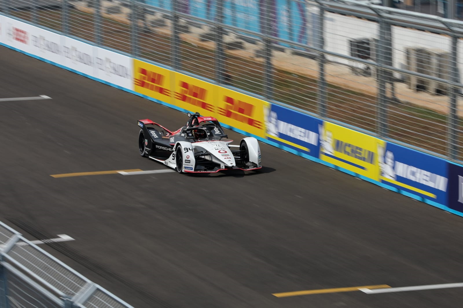 Pebalap mengikuti sesi kualifikasi Formula E di Jakarta International E-Prix Circuit (JIEC) Ancol, Jakarta, Sabtu (4/6). Indonesia untuk pertama kalinya menggelar ajang balap mobil listrik Formula E di sirkuit Ancol, Jakarta. Formula E Seri Kesembilan Musim 2022 ini diikuti 22 pebalap dari 11 tim. (Sumber gambar: Hypeabis/Arief Hermawan P)