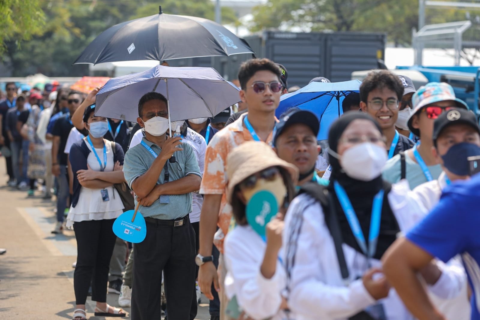 Penonton antre memasuki area sirkuit sebelum dimulainya Formula E Jakarta International E-Prix Circuit (JIEC) di Ancol, Jakarta, Sabtu (4/6). (Sumber gambar: Hypeabis/Arief Hermawan P)