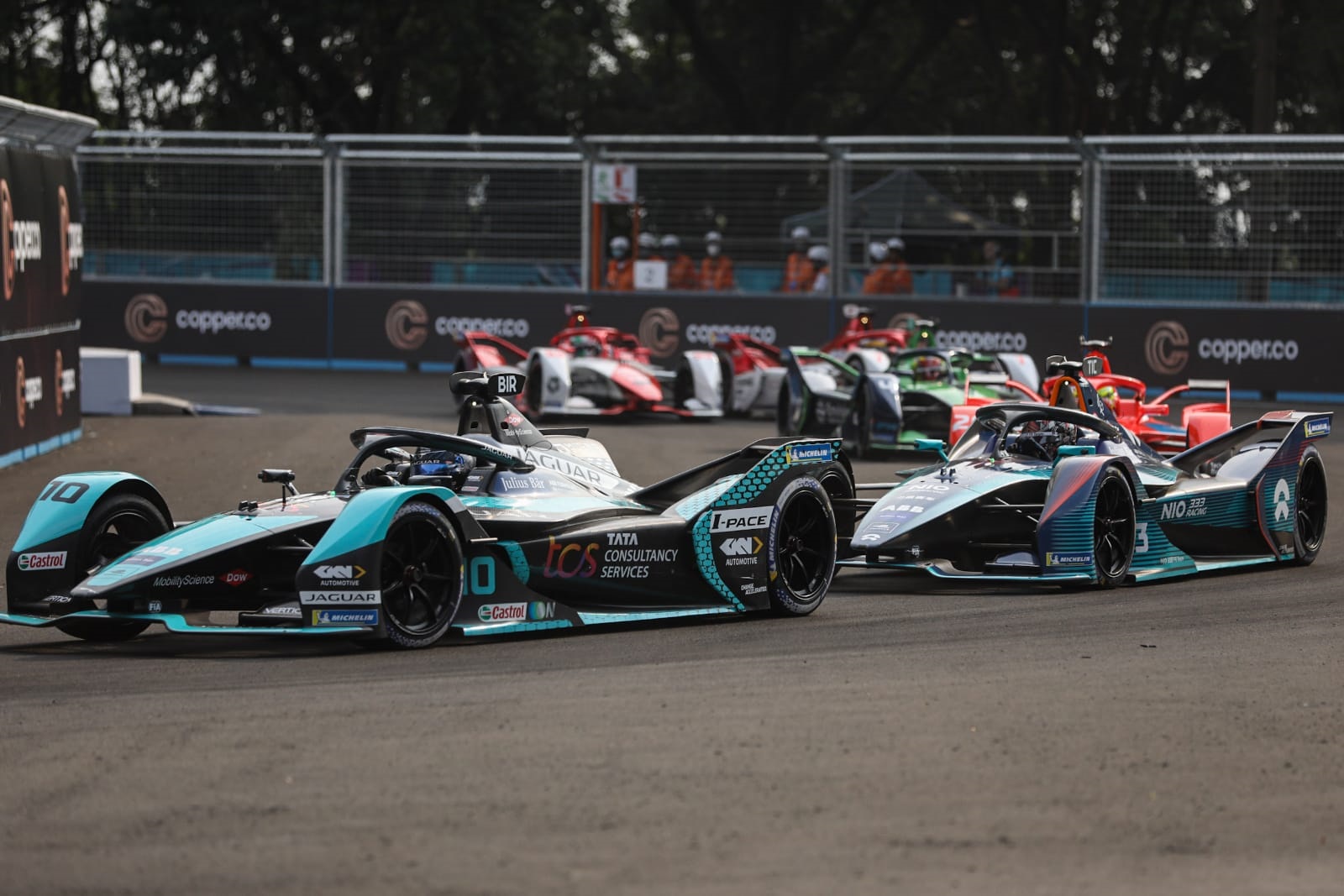 Persaingan ketat balapan R-Prix di garis depan. (Arief Hermawan/Hypeabis.id)