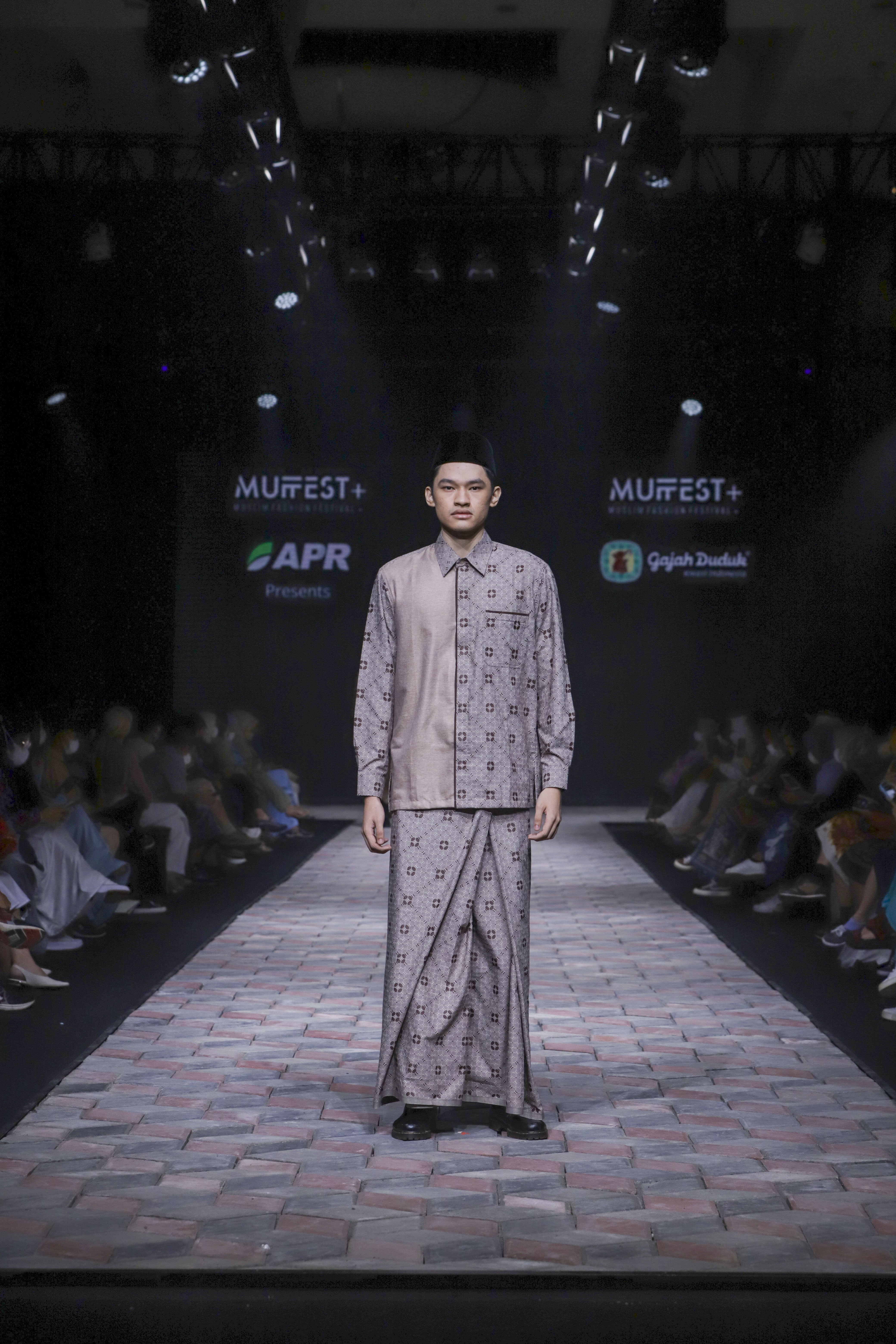Model pakaian lengan panjang dari Gajah Duduk dalam Sustainable Modest Fashion, Muslim Fashion Festival (MUFFEST+) 2022, Kamis (21/04/2022). (Sumber: MUFFEST+ 2022)