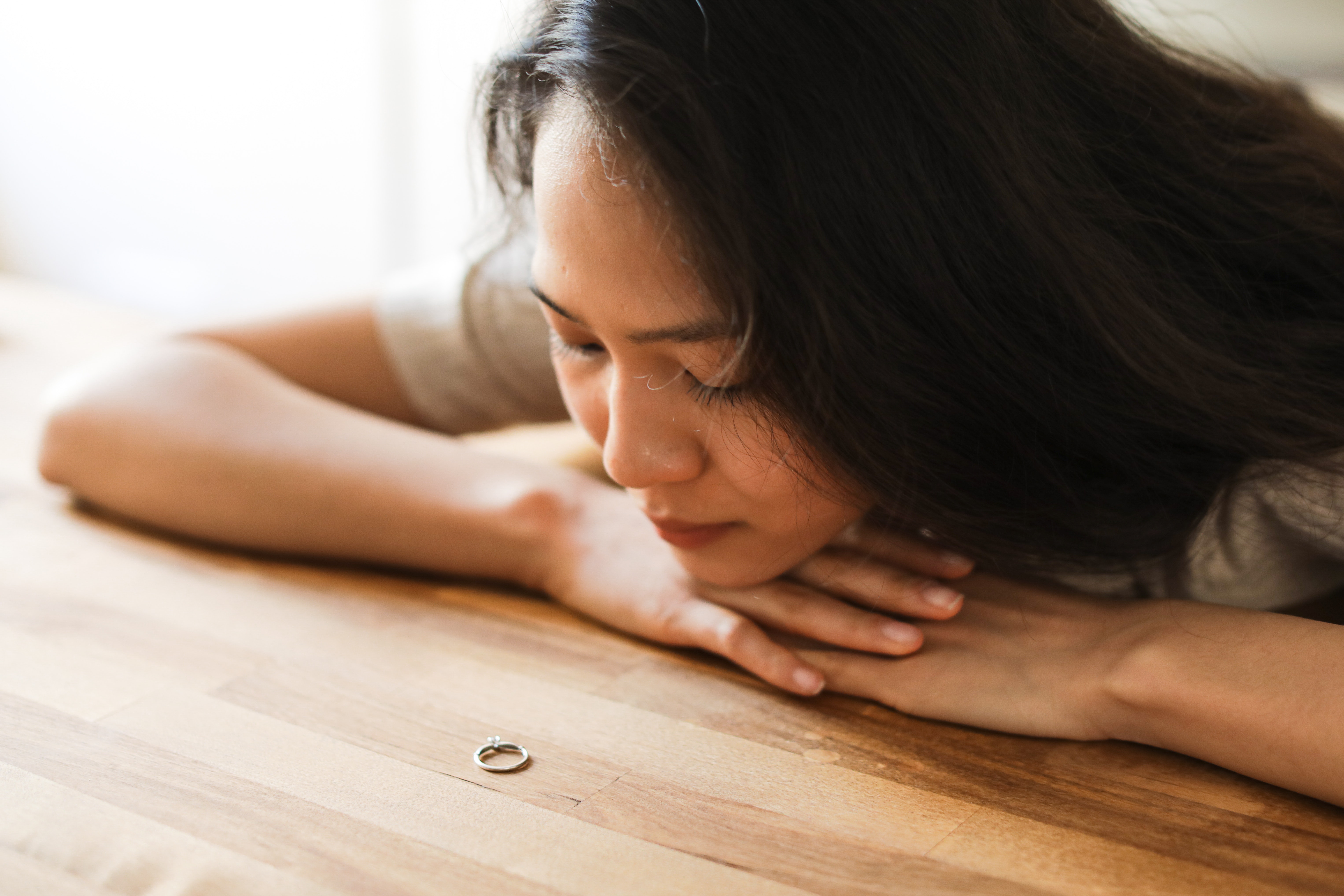 Komunikasi dan elemen kejutan dapat memperbaiki hubungan pernikahan yang memasuki fase monoton. (Sumber gambar: Pexels/Ron Lach)