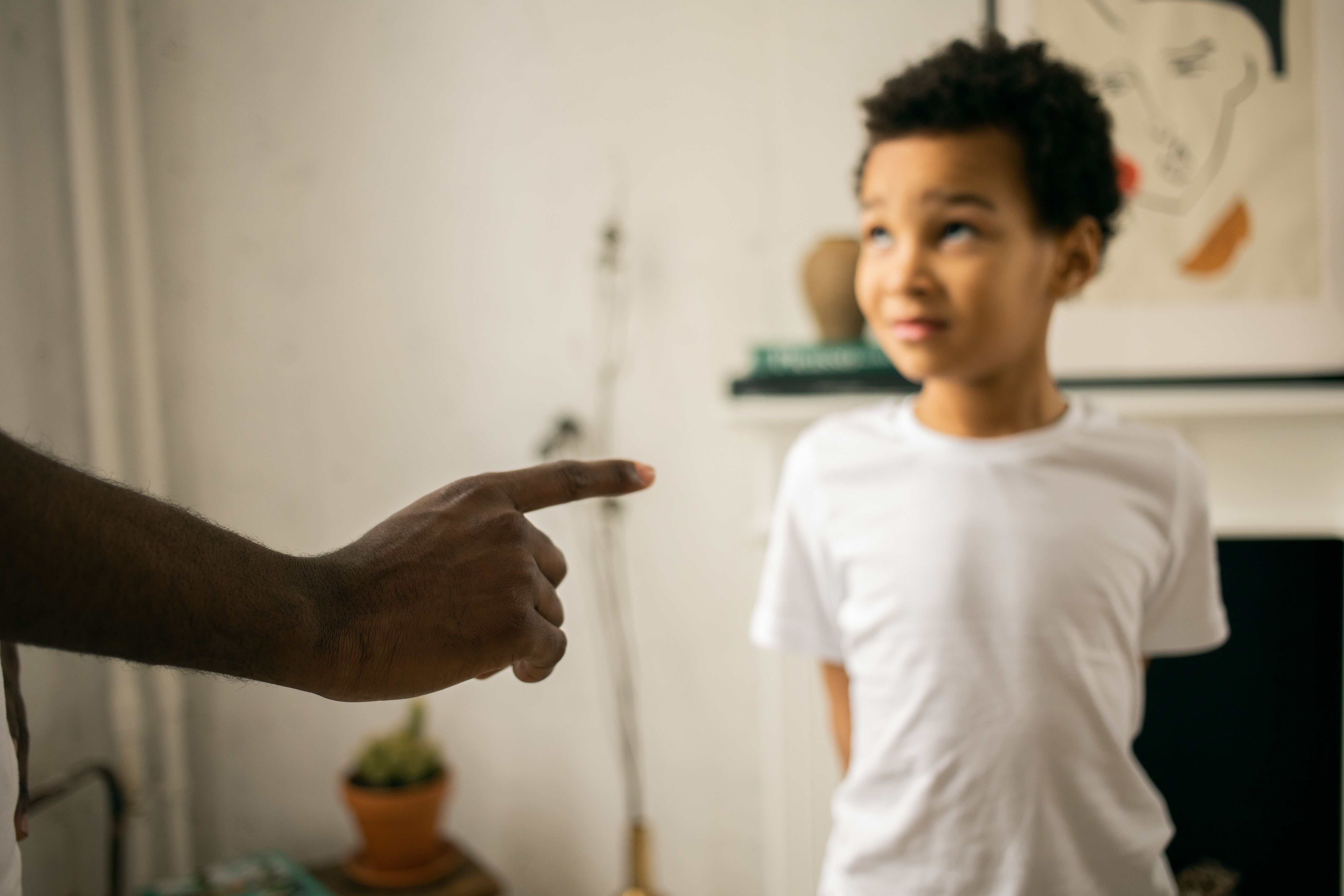 Suasana rumah yang kondusif akan berpengaruh pada proses pengendalian emosi anak. (Sumber gambar: Monstera/Pexels)