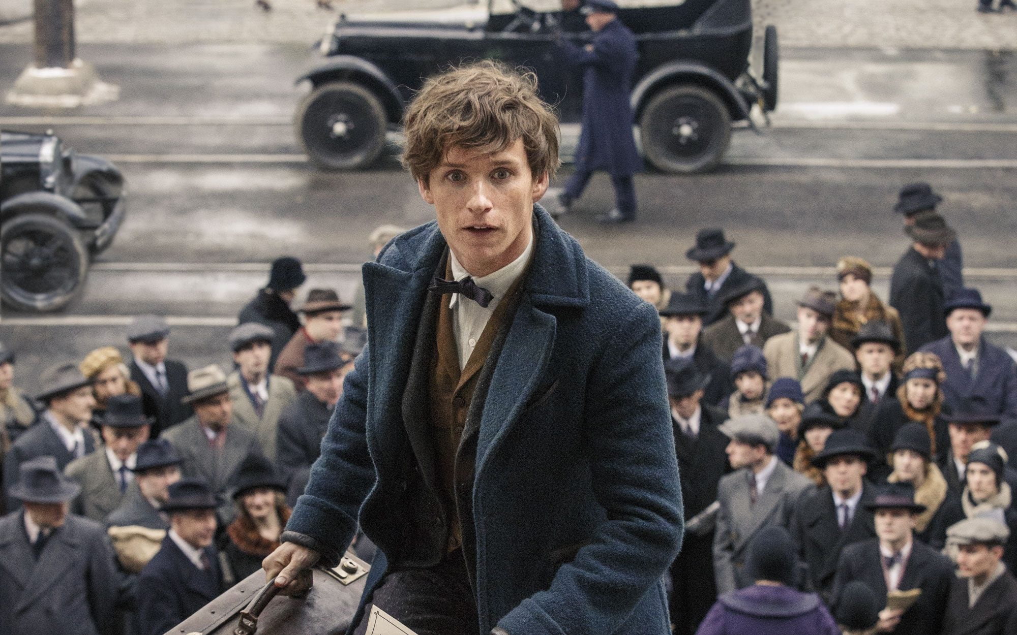 Eddie Redmayne berperan sebagai penyihir dan magizoologist, Newt Scamander. (Sumber gambar: Warner Bros.)