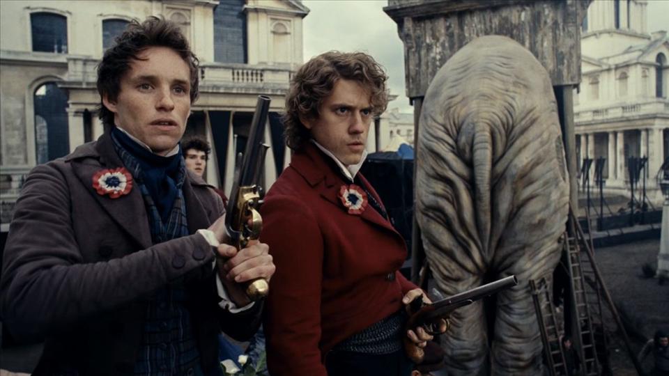 Eddie Redmayne dan Aaron Tveit di film Les Miserables. (Sumber gambar: Universal Pictures) 