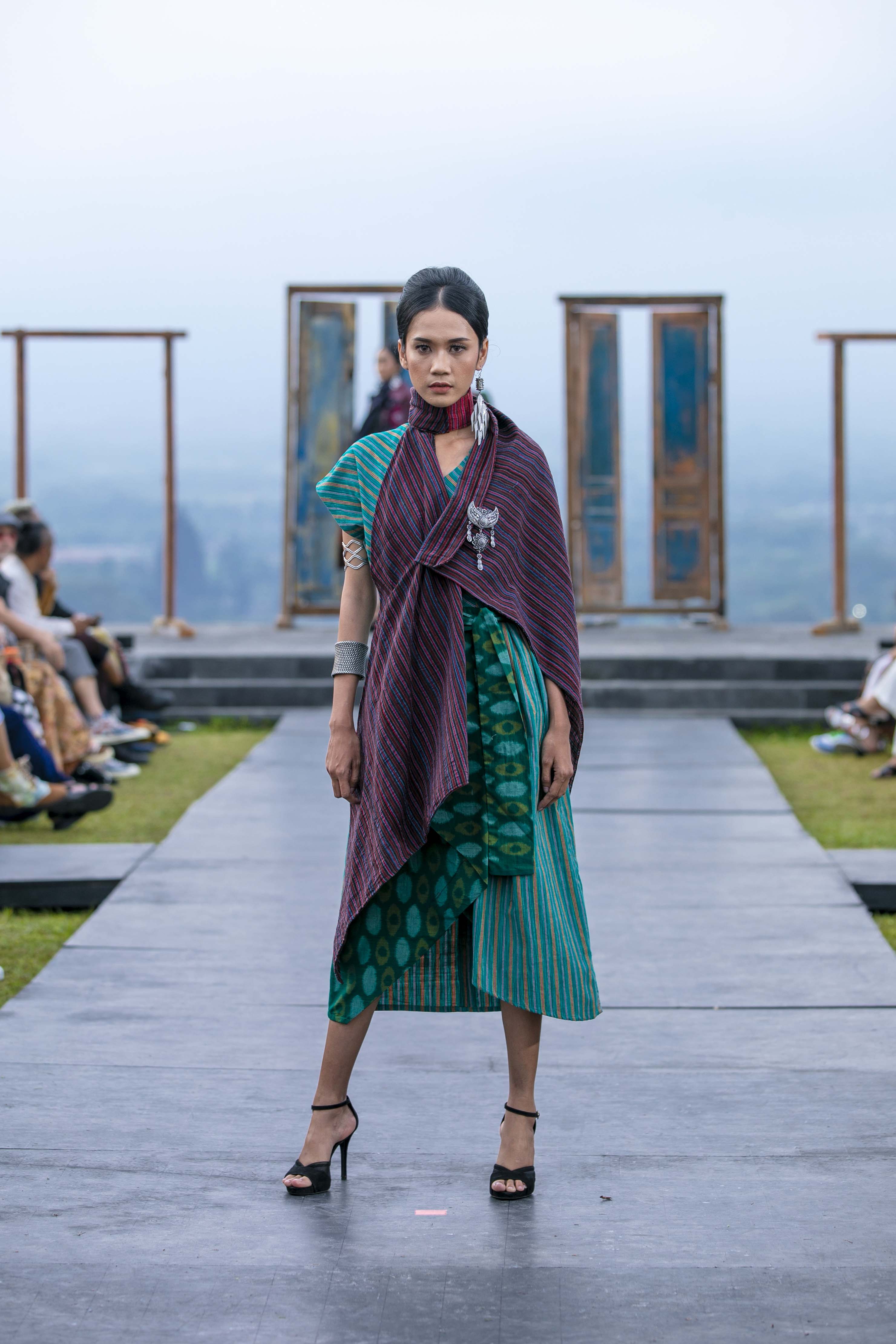 Koleksi busana lurik rancangan Phillip Iswardono (Sumber gambar: Indonesia Fashion Chamber)