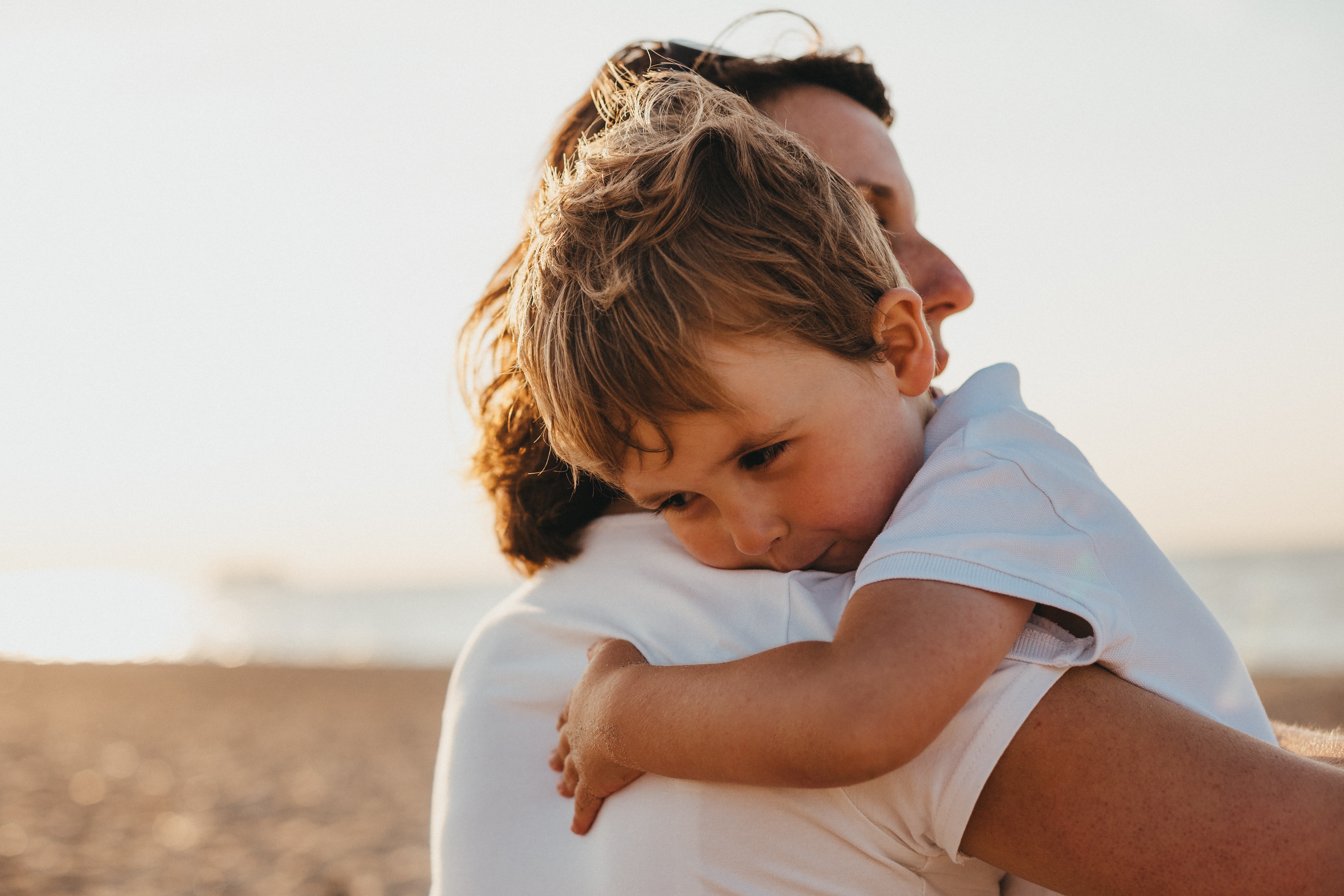 Hubungan awal orang tua dan anak membentuk kepribadian sosialnya. (Sumber gambar: Xavier Mouton Photographie/Unsplash)