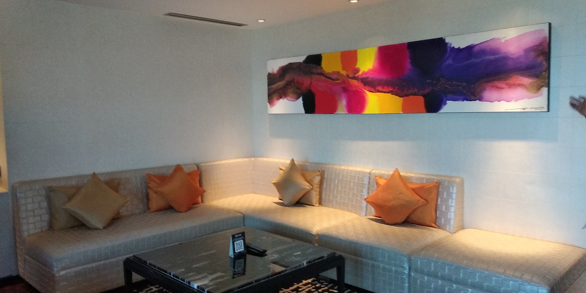 ruang santai di kamar Artotel TS Suites Surabaya (Sumber gambar: Hypeabis/Fajar Sidik)
