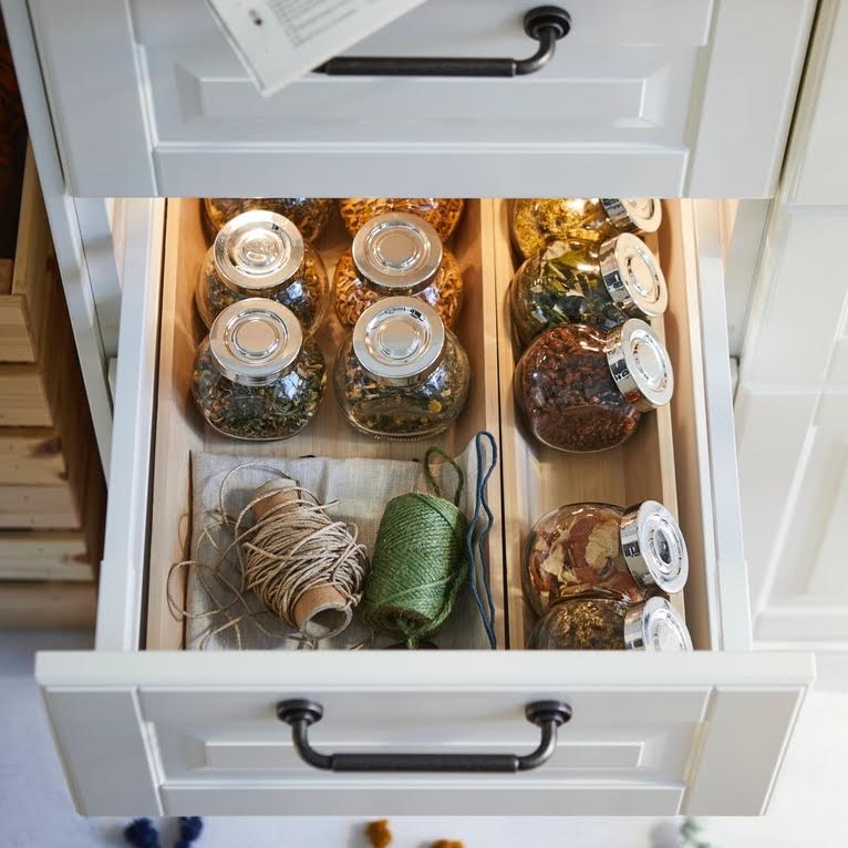 Simpan bumbu di rak. (Sumber gambar : IKEA)
